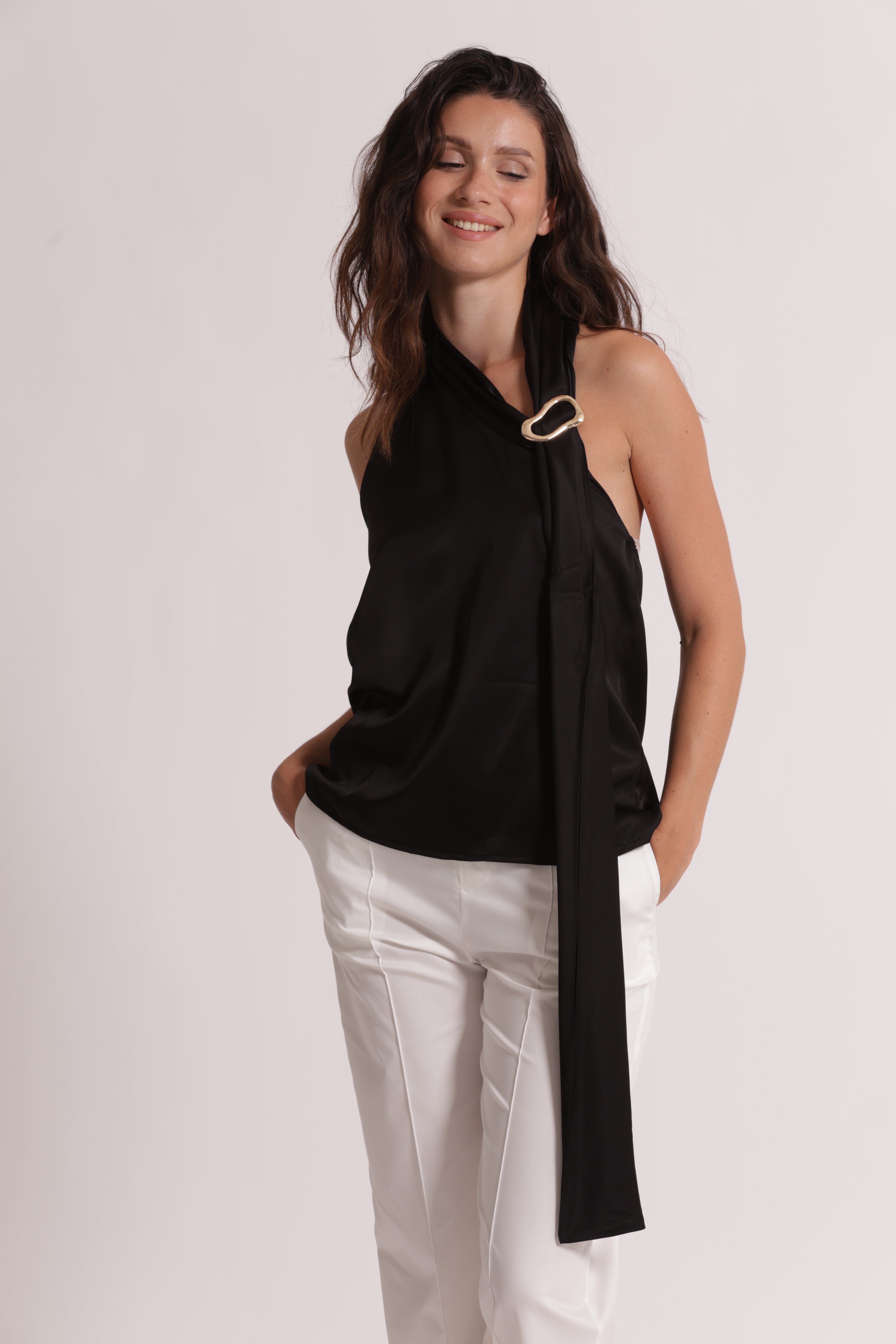 Mimi Mua top raso dettaglio gioiello nero satin