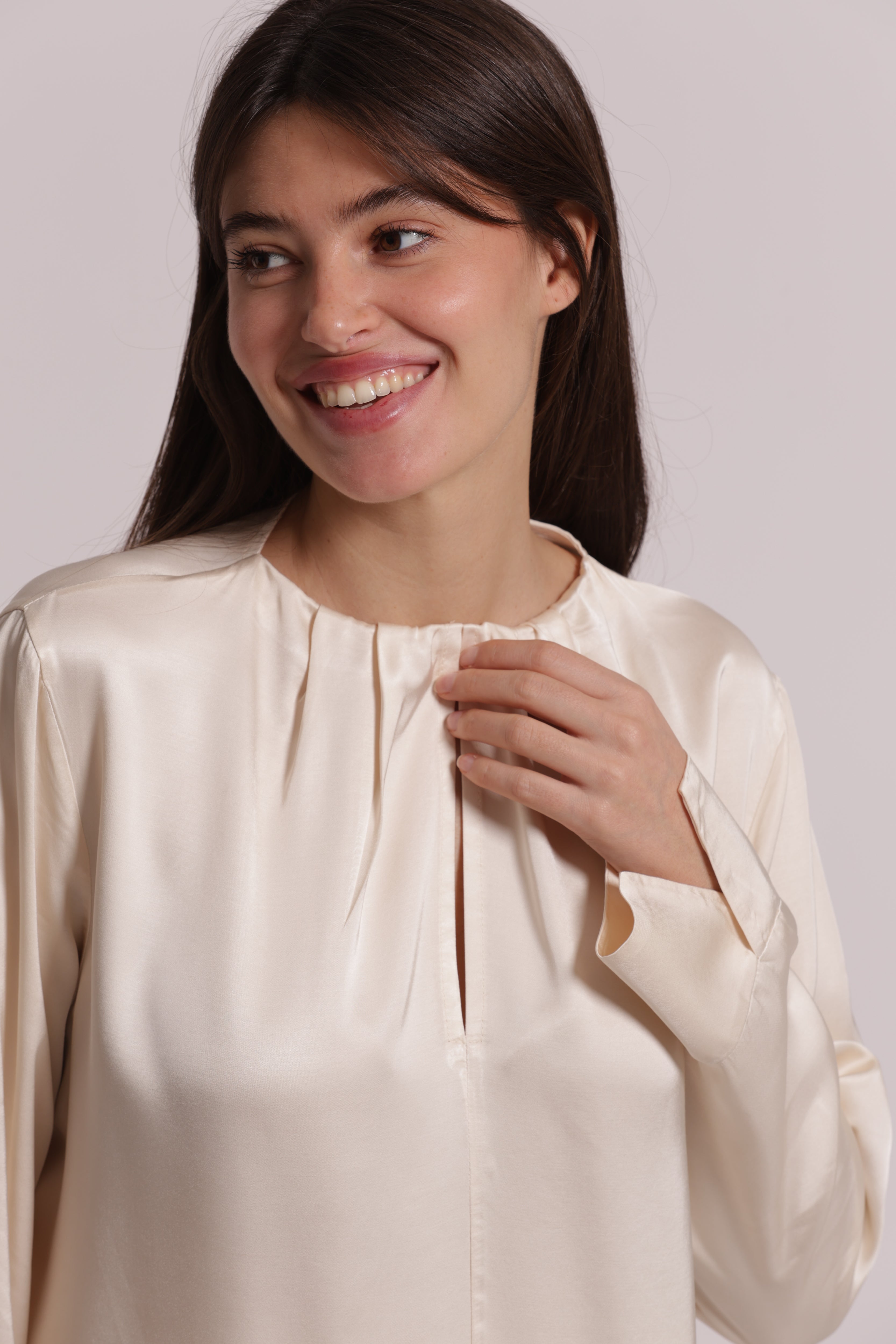 Mimi Mua Blusa Raso Viscosa Scollo Tondo Nera Elegante