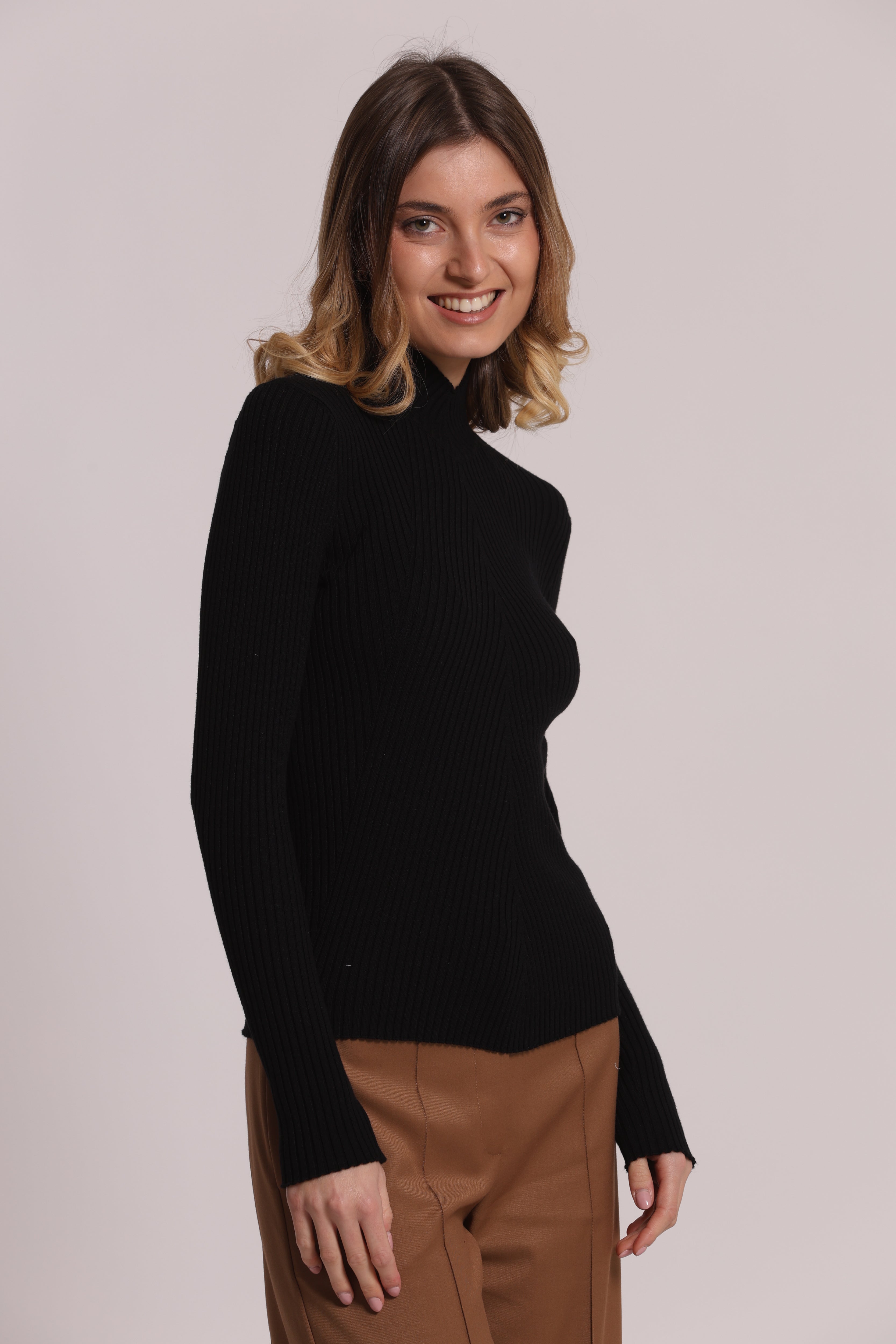 Mimi Mua Lupetto maglia nero collo alto