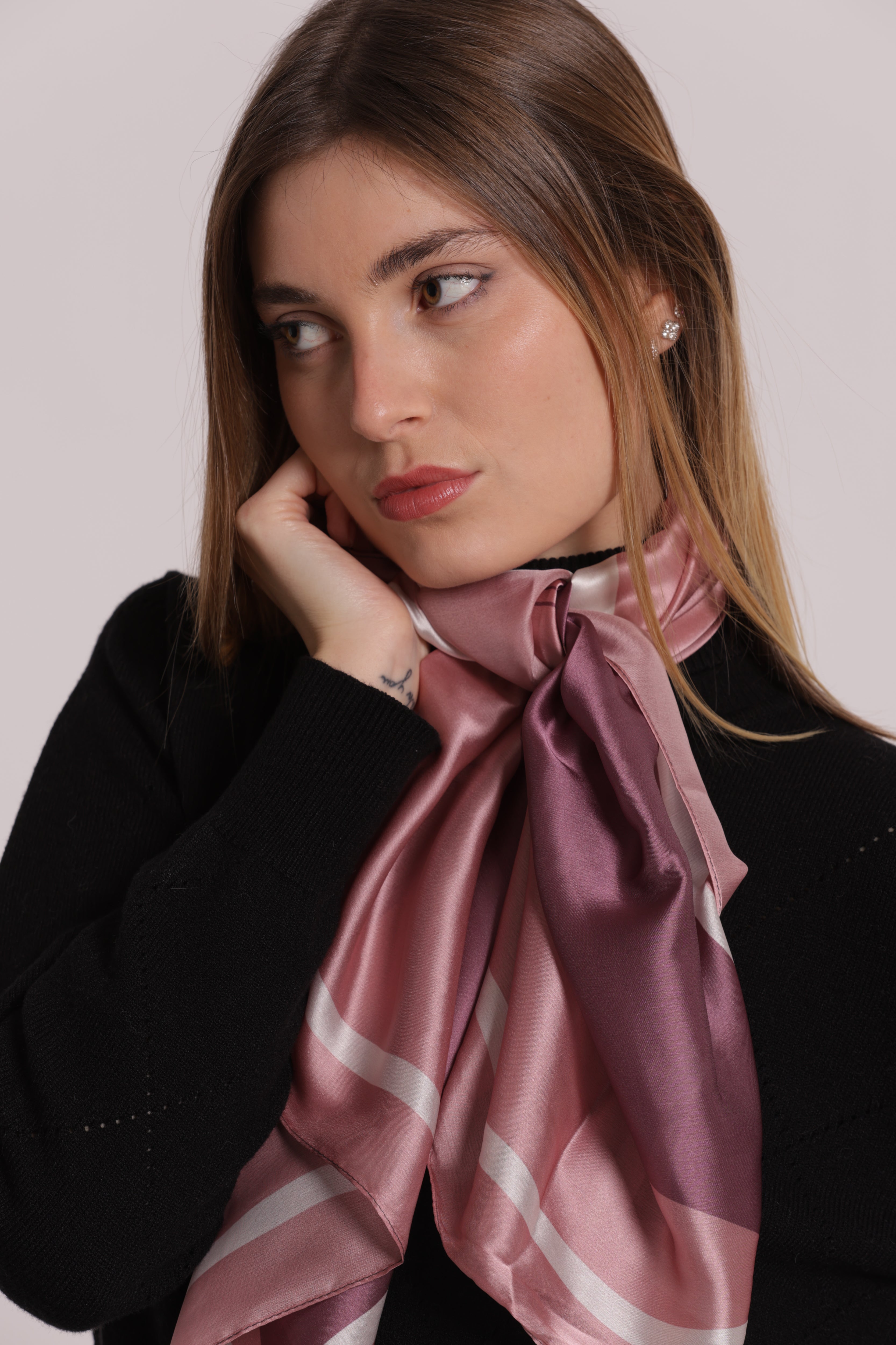 Mimi Mua Foulard con Triangoli Sciarpa 90x90 Nero poliestere