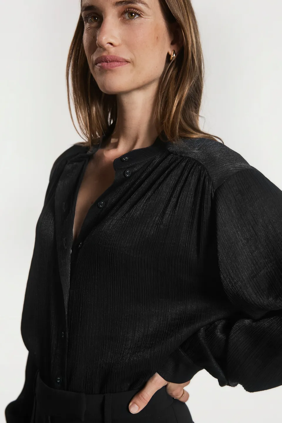 Aaiko Liv camicia nera collo senza revers fluida