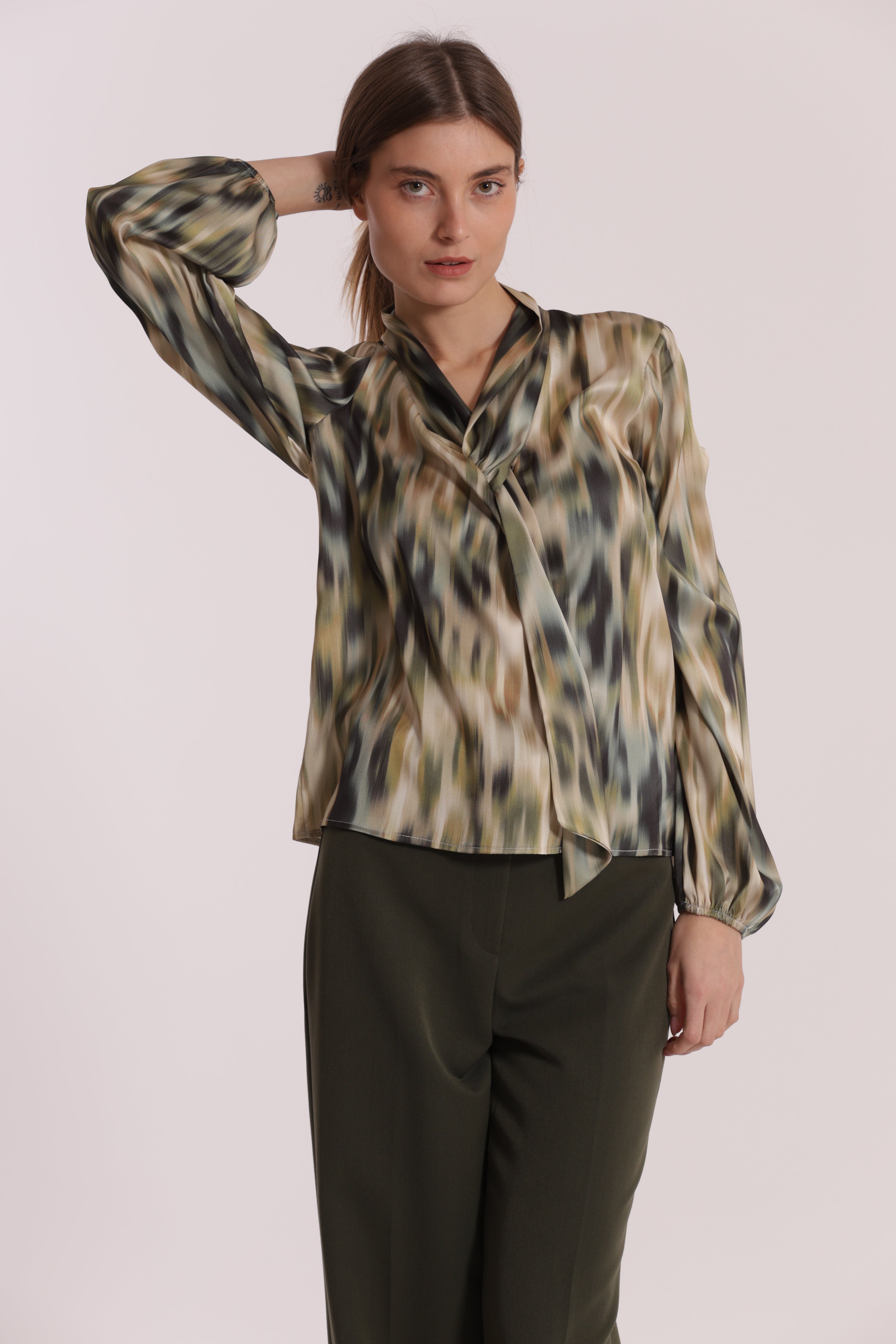 Mimi Mua Blusa con Cravattino Fantasia Fusion blusa mosto