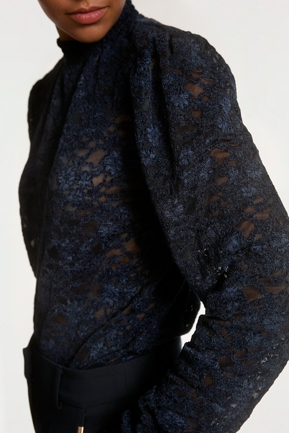 Aaiko Tory top pizzo blu notte collo alto aderente