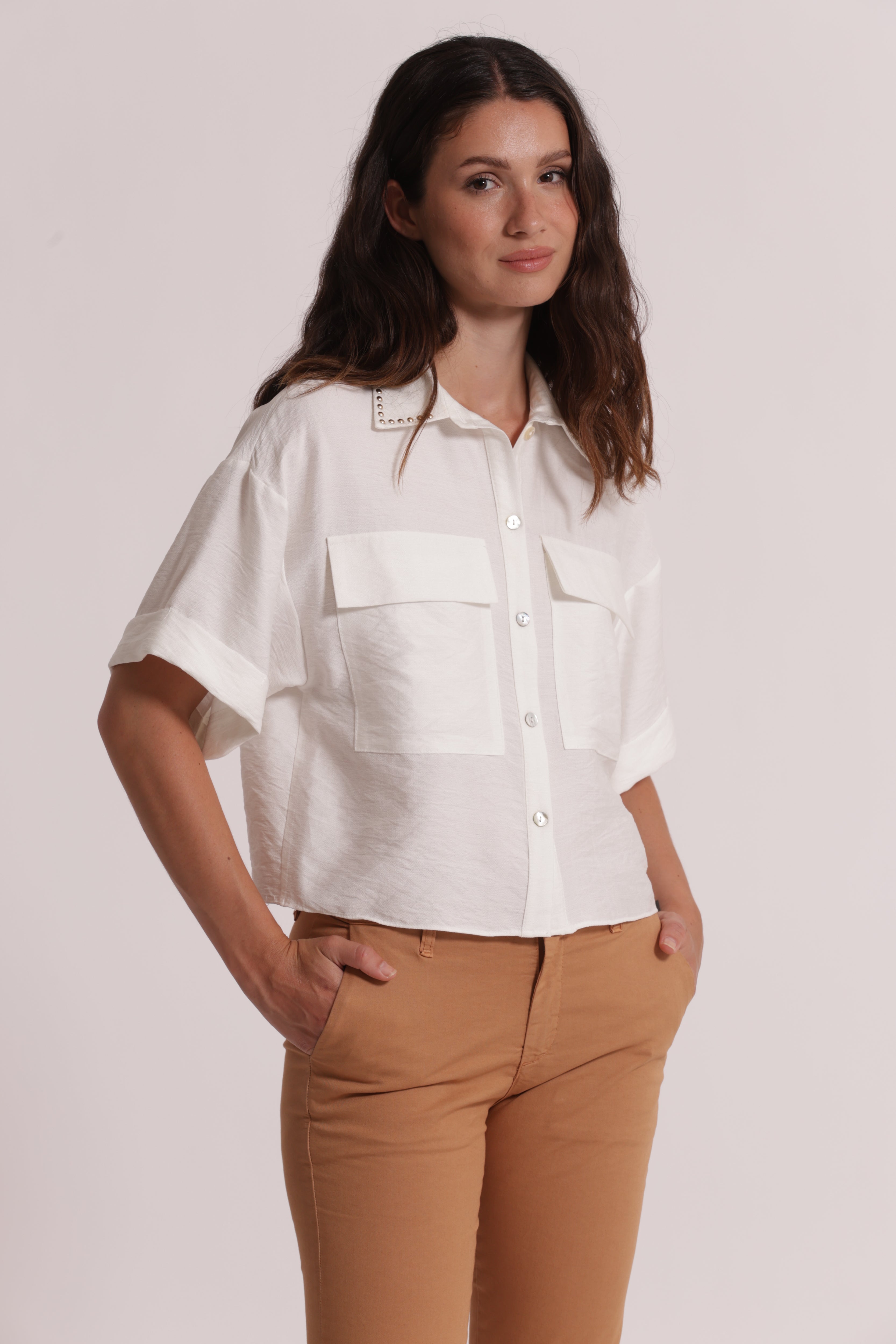 Mimi Mua Cropped con Borchie camicia bianco