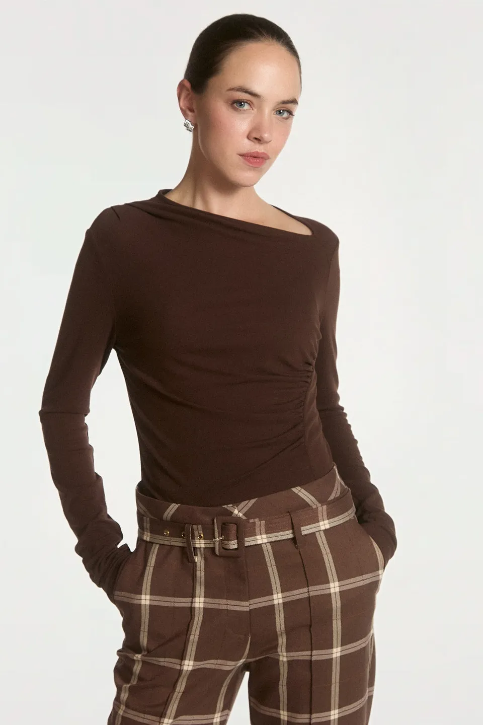 Aaiko Jalisse top marrone fudge asimmetrico manica lunga