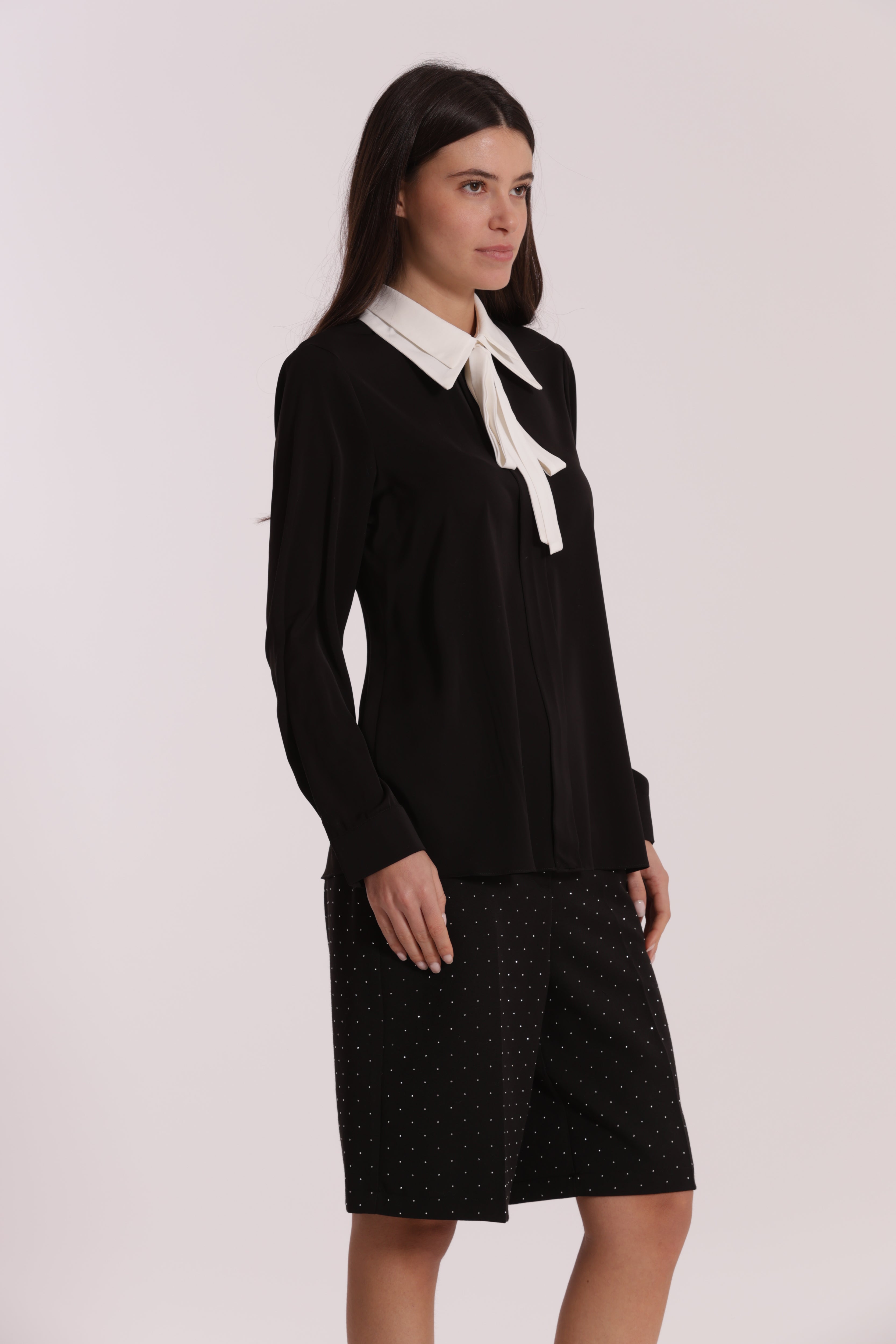Mimi Mua blusa con colletto e fiocco bianco nero