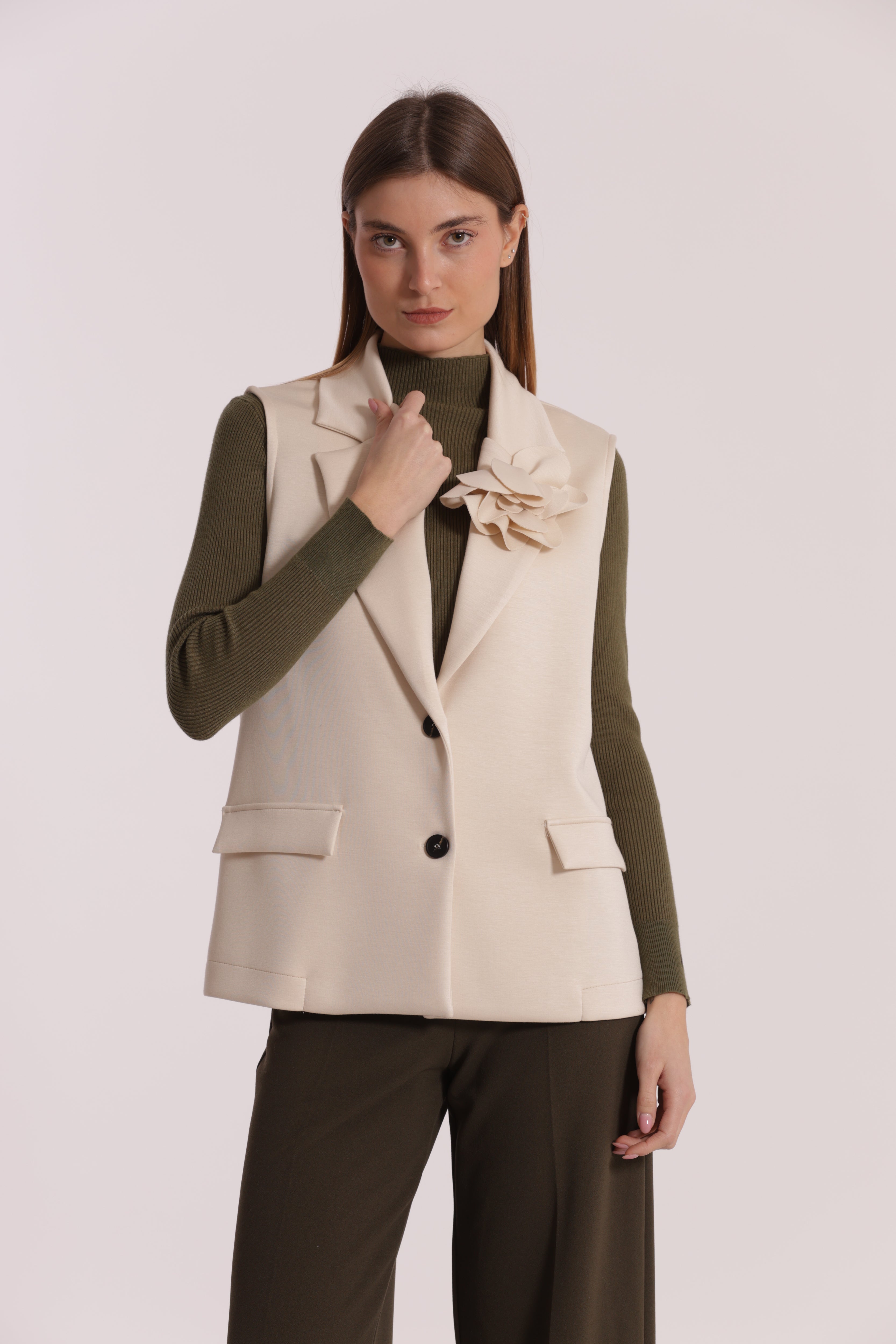 Mimi Mua gilet over neoprene con fiore nero