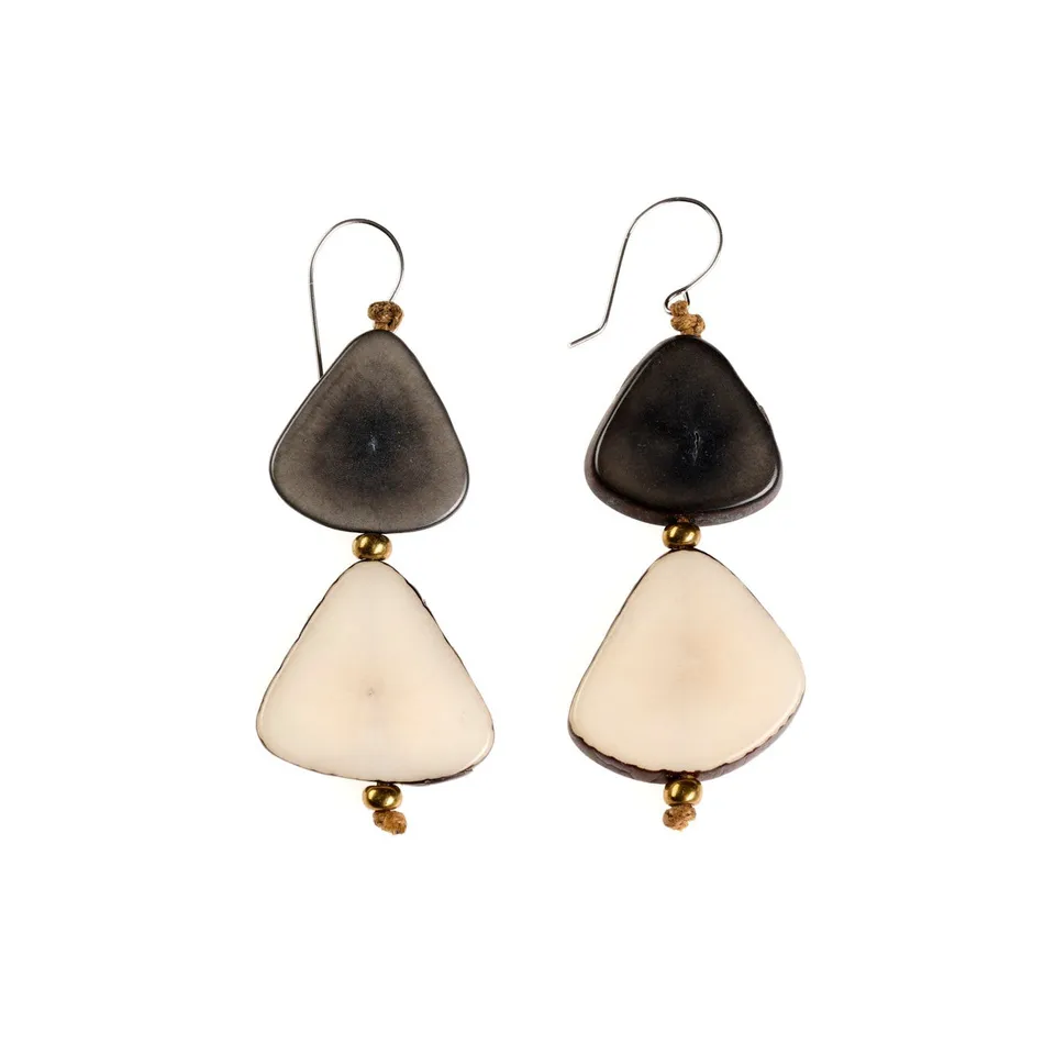 On Earth Cooperative Collection Gotas orecchini tagua nero 4 cm