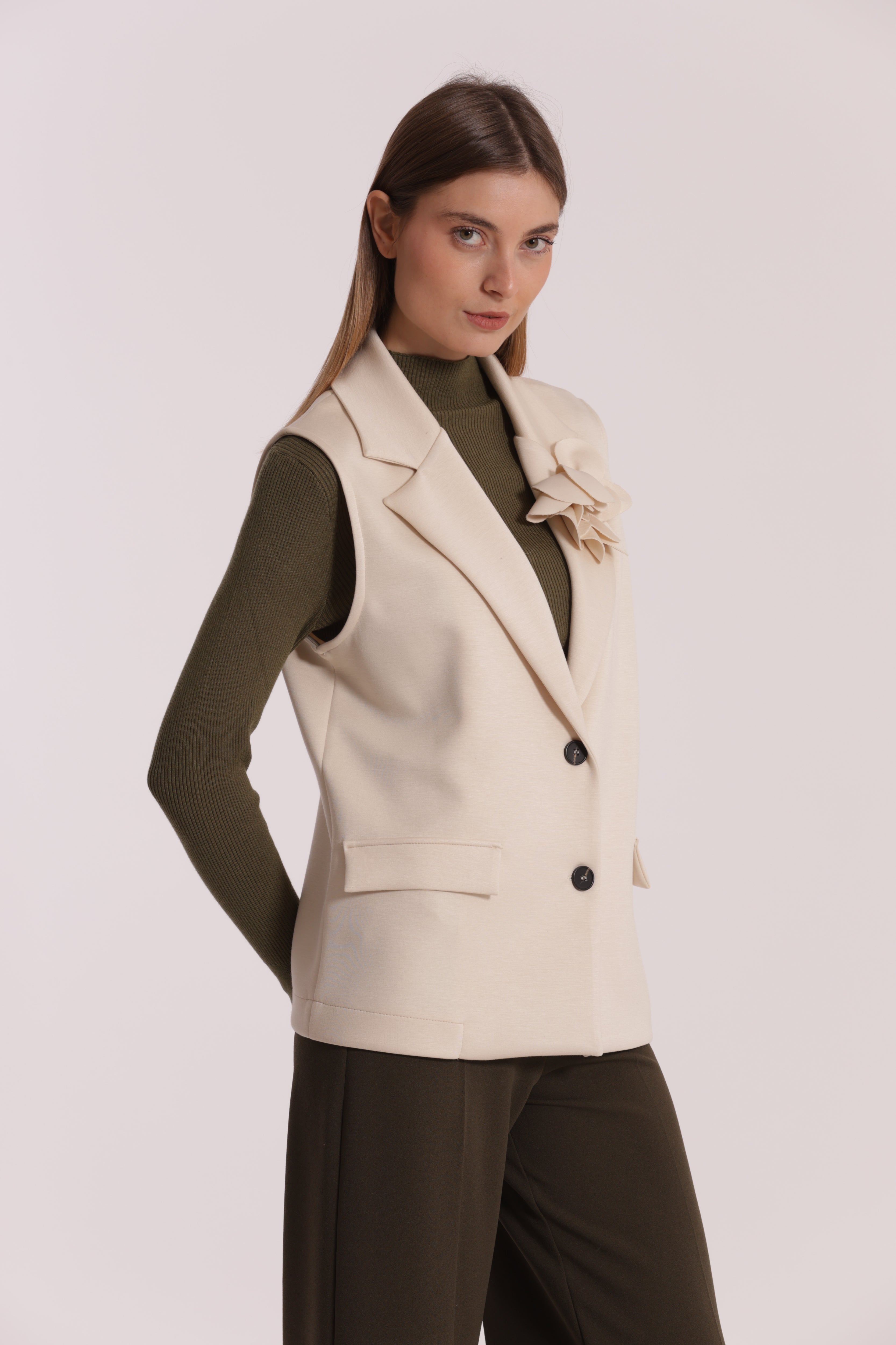 Mimi Mua gilet over neoprene con fiore nero