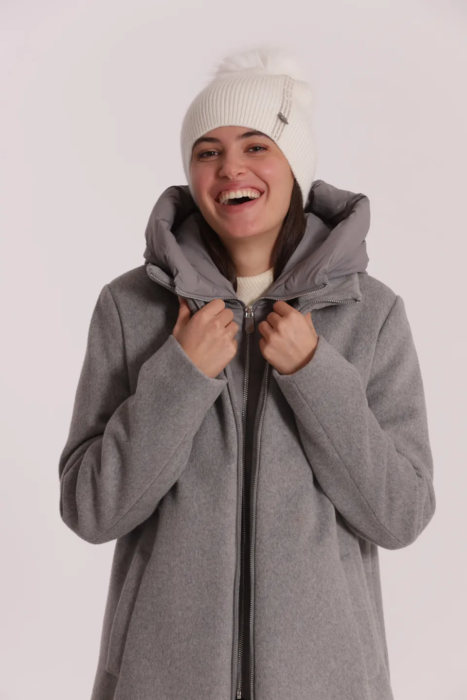 Mimi Mua berretto con 3 strisce di strass e pon pon cappello nero