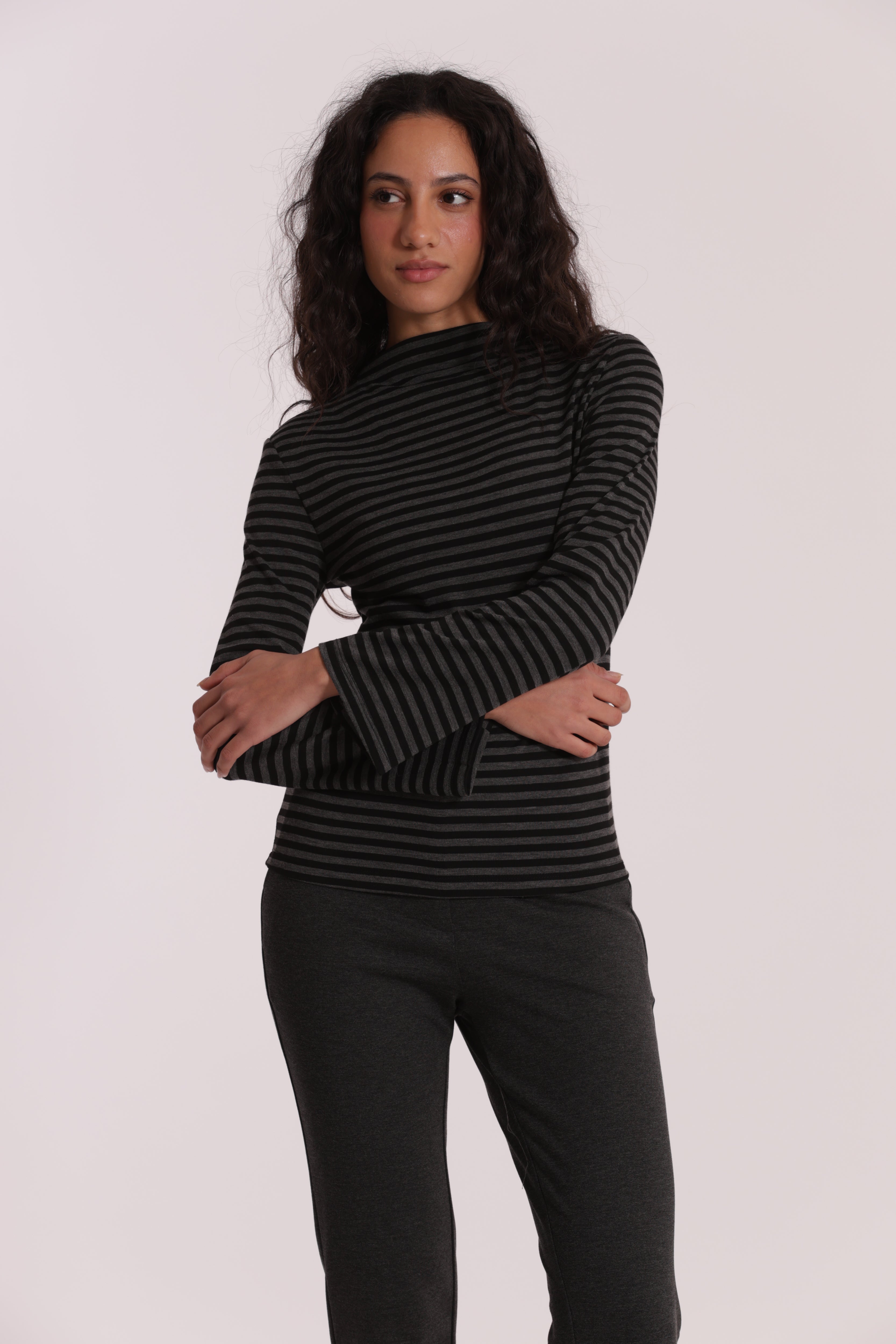 Mimi Mua Maglia Collo Vulcano a Righe Nero Grigio