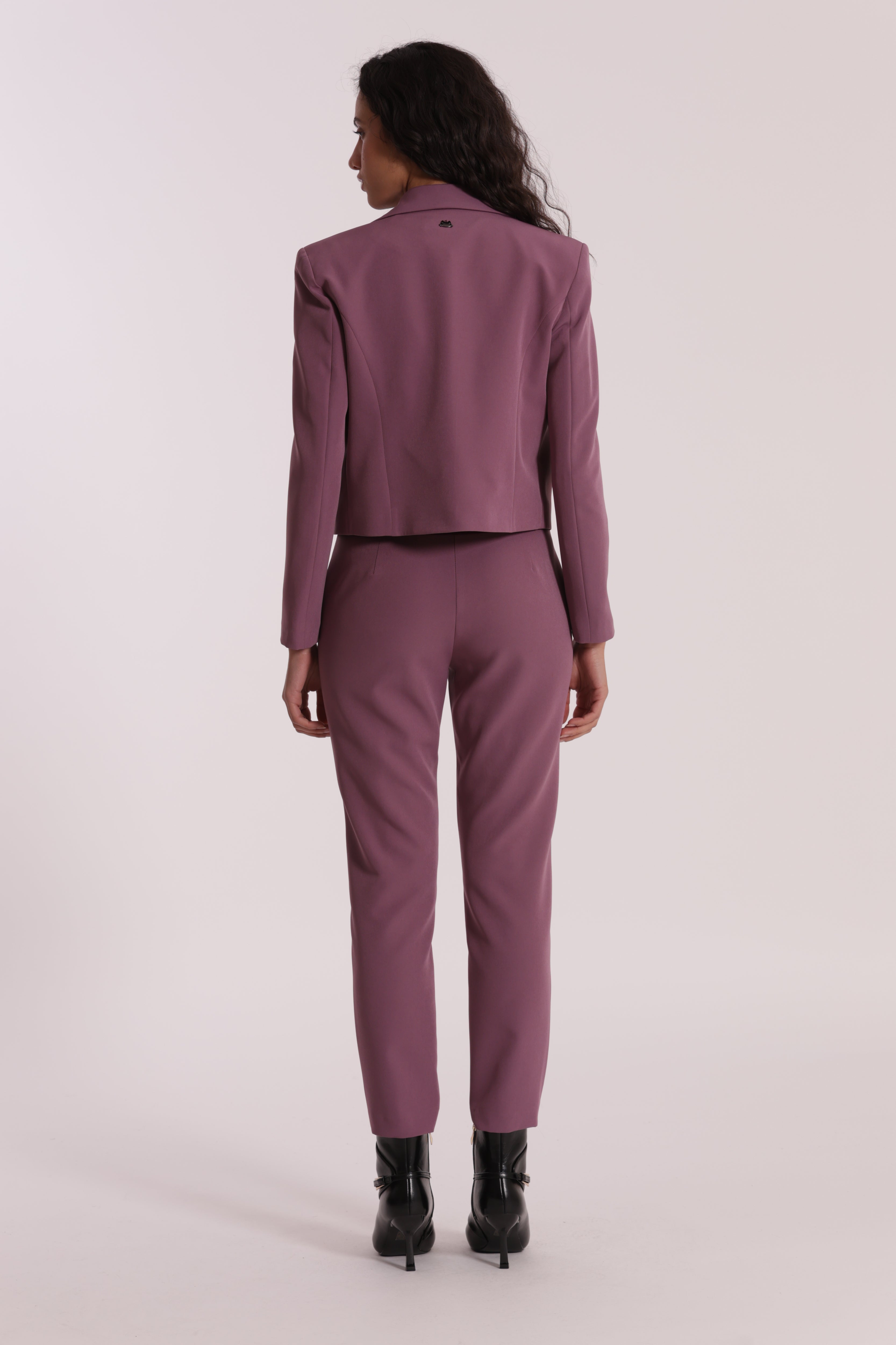 Mimi Mua Giacca cropped senza bottoni giacca tecnica nera