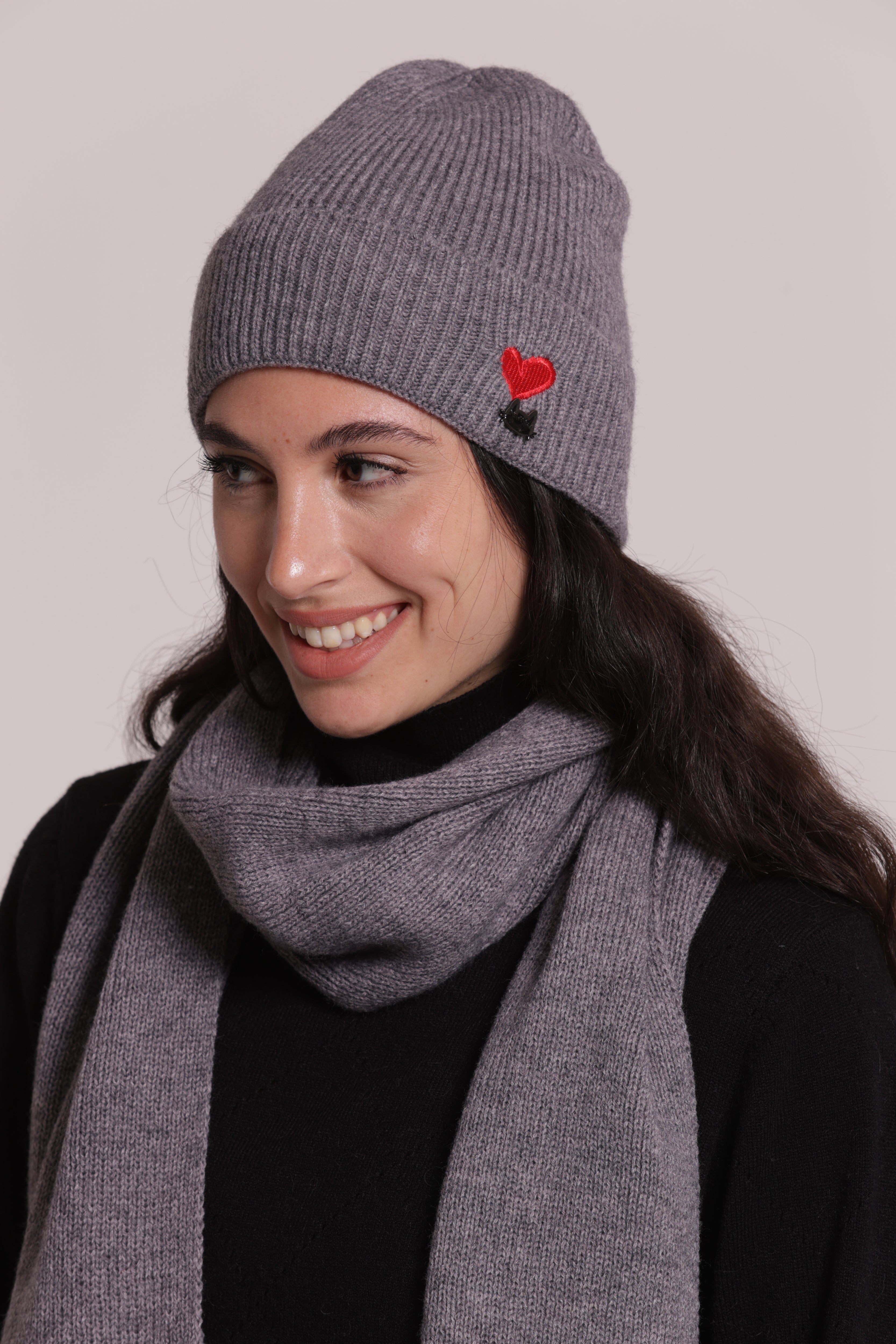 Mimi Mua berretto cuore ricamato nero caldo
