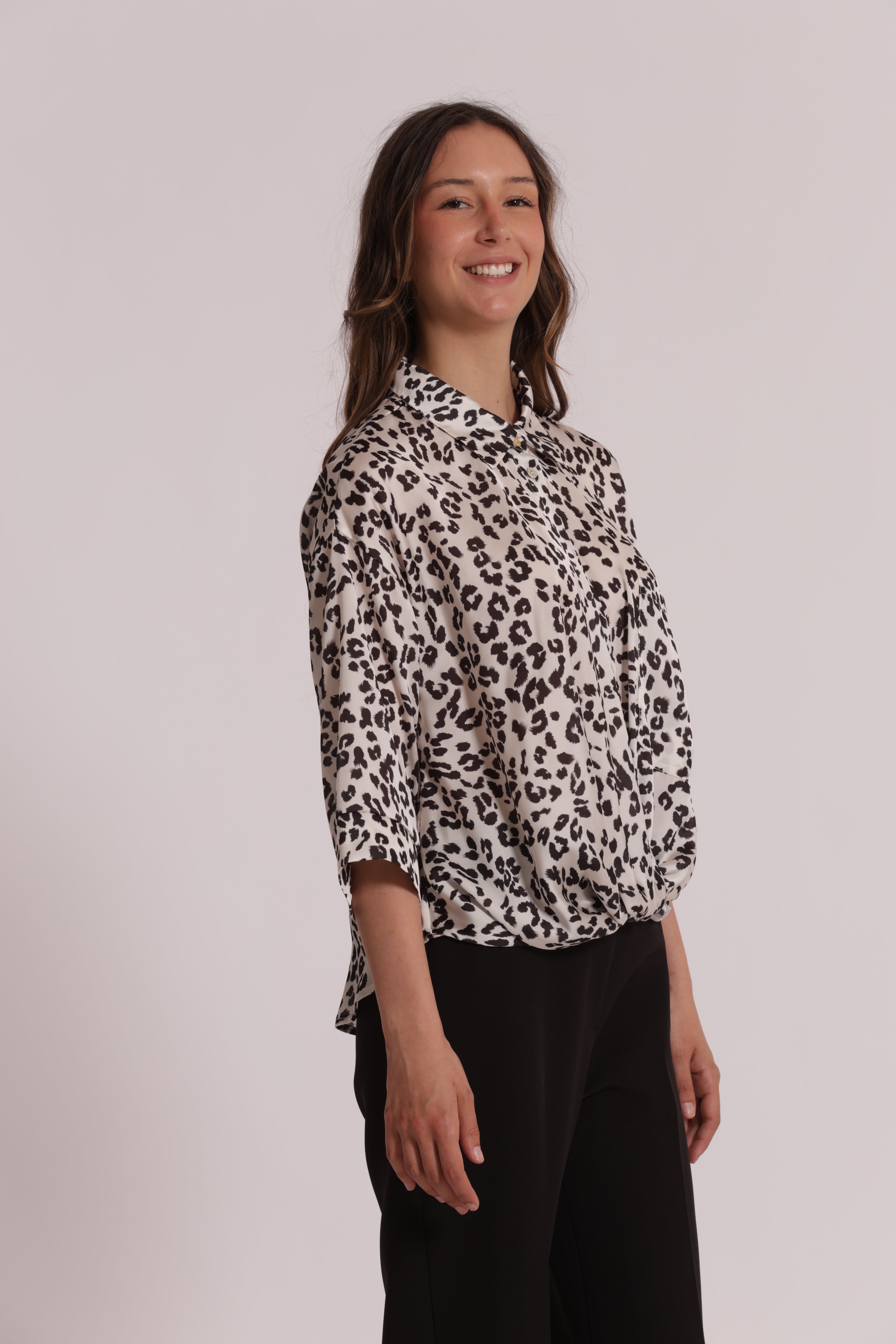 Mimi Mua Cropped Leopardata blusa nera riciclata