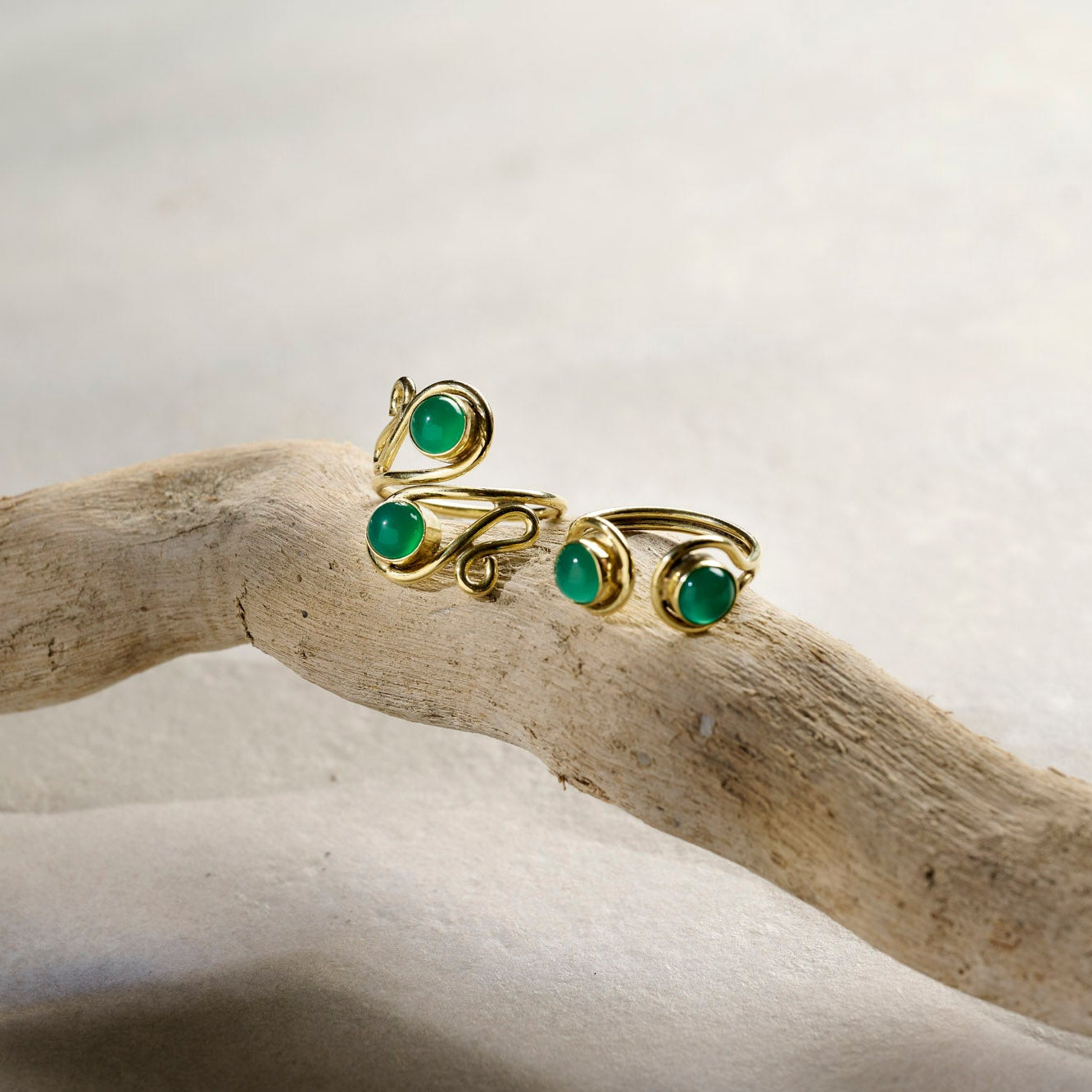 On Earth Euridice anello ottone dorato regolabile