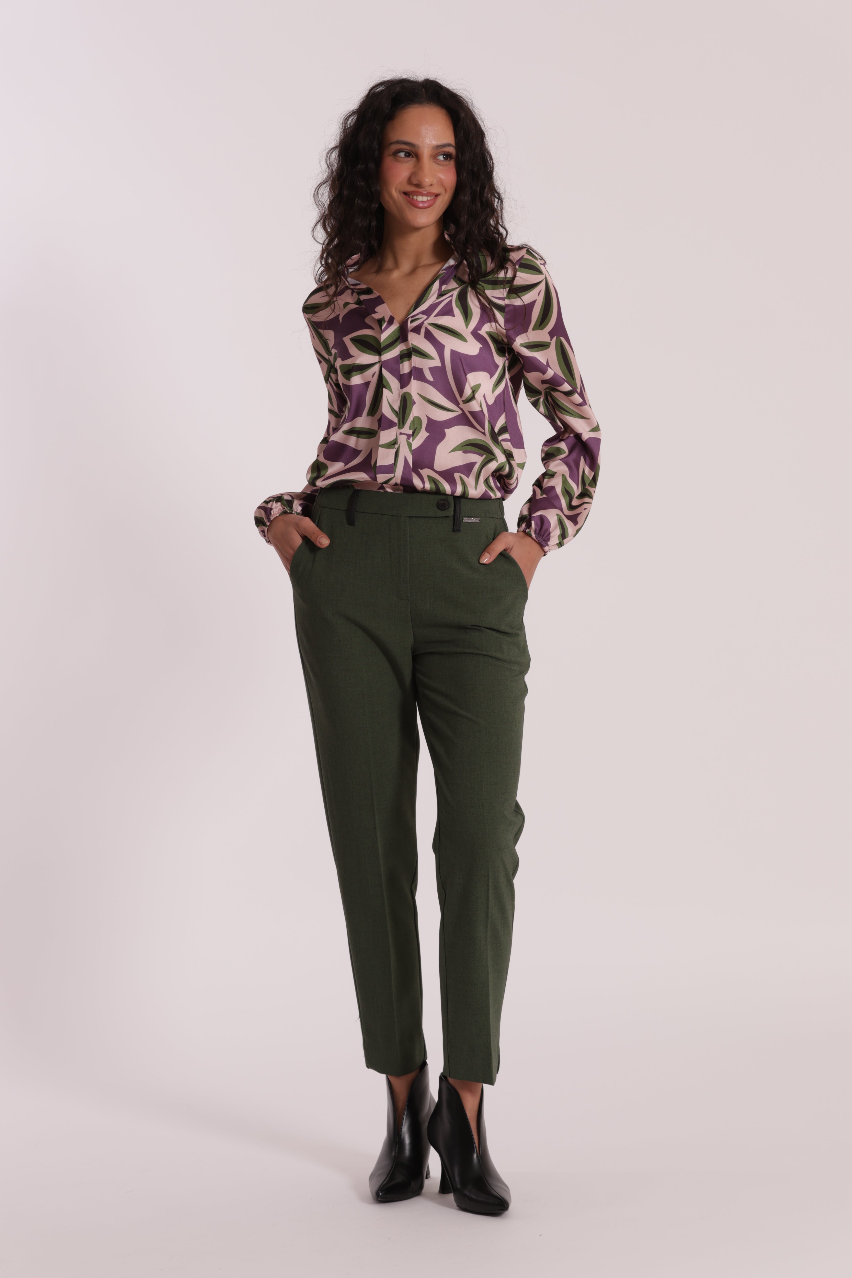 Mimi Mua blusa scollo V fantasia botanica malva