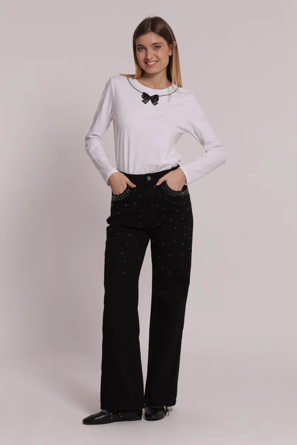 Mimi Mua jeans wide leg borchie e strass nero