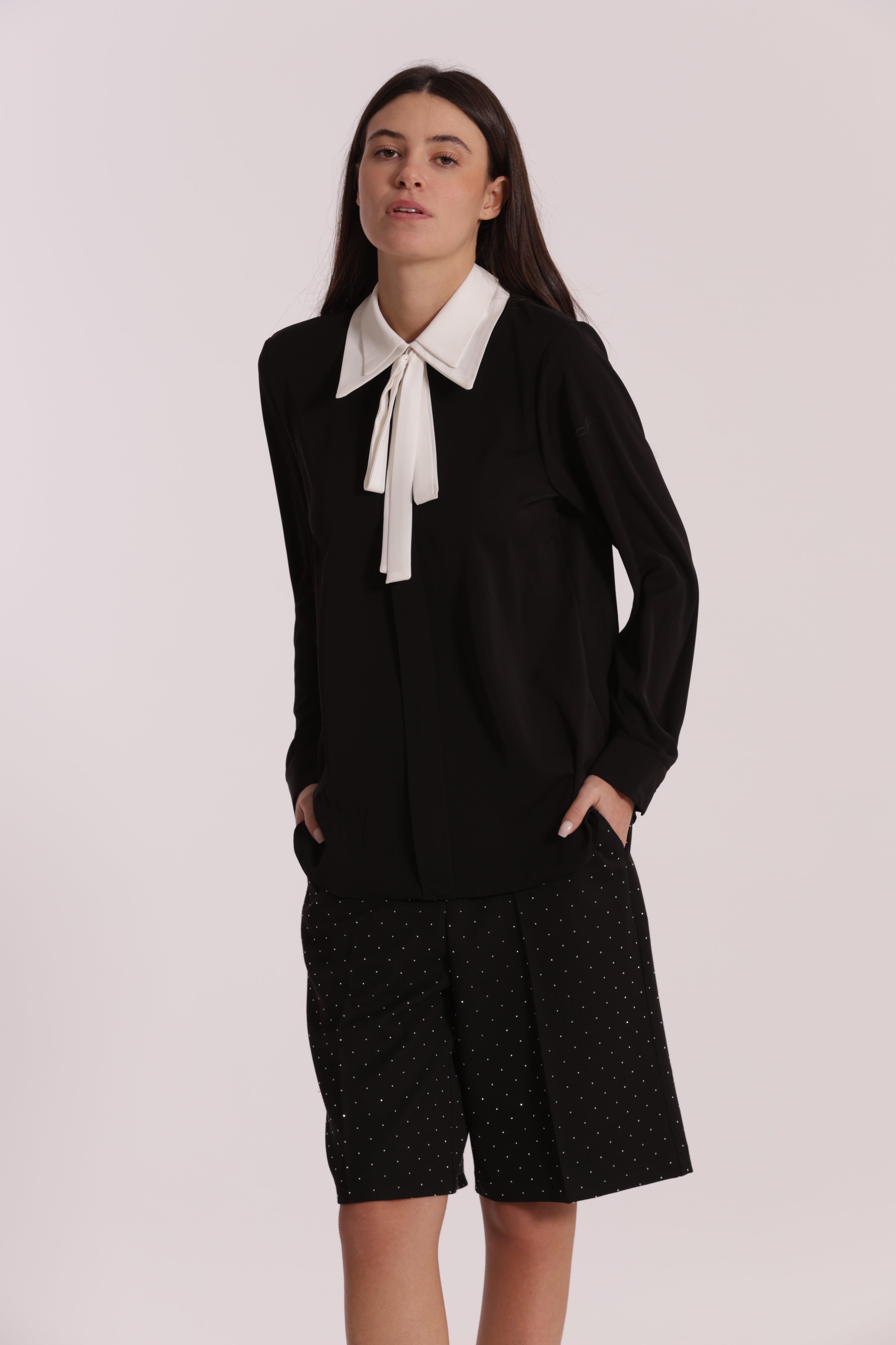 Mimi Mua blusa con colletto e fiocco bianco nero