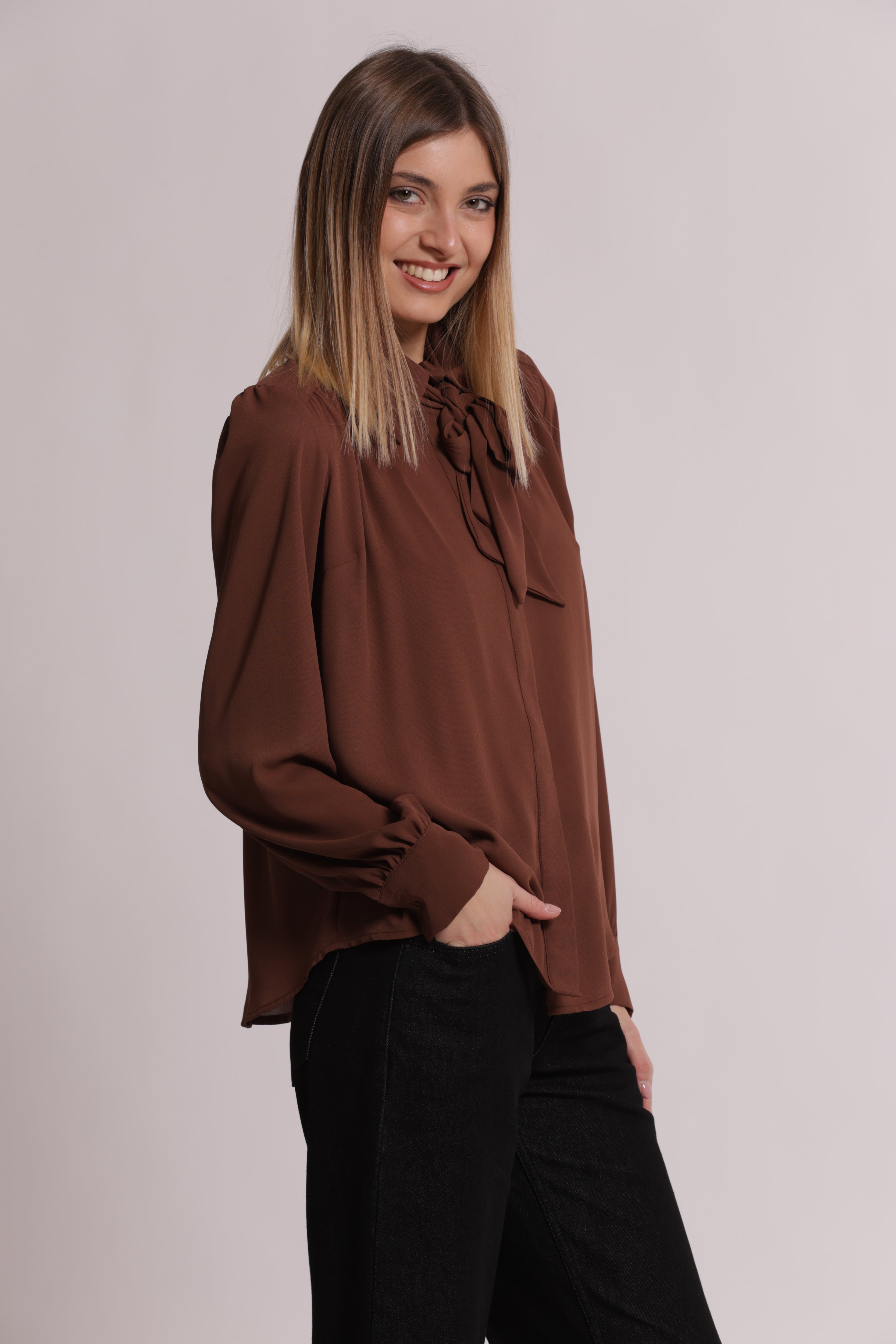Mimi Mua Blusa con Spalline e Fiocco Nera