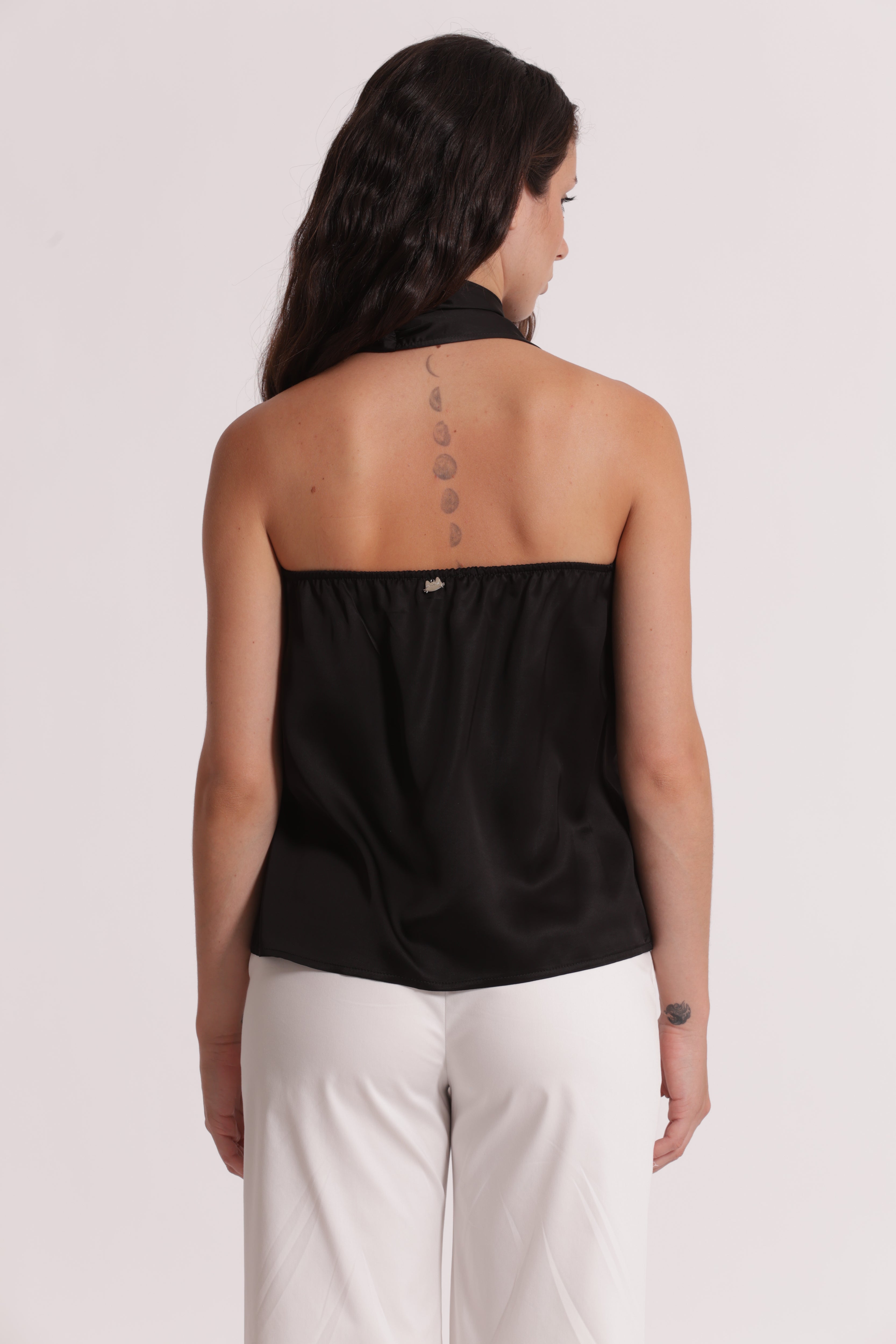 Mimi Mua top raso dettaglio gioiello nero satin
