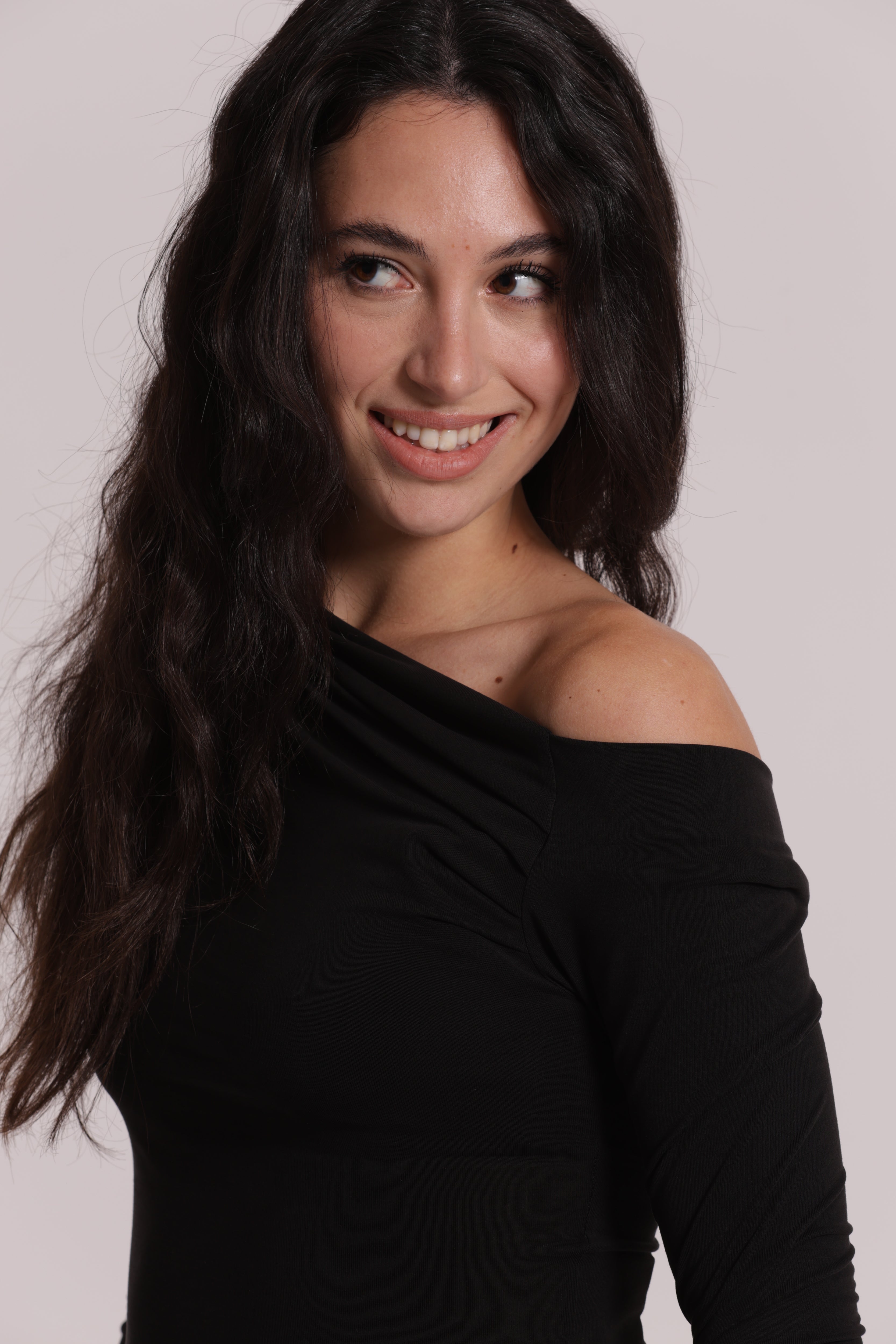 Mimi Mua Blusa Scollo Asimmetrico Nero