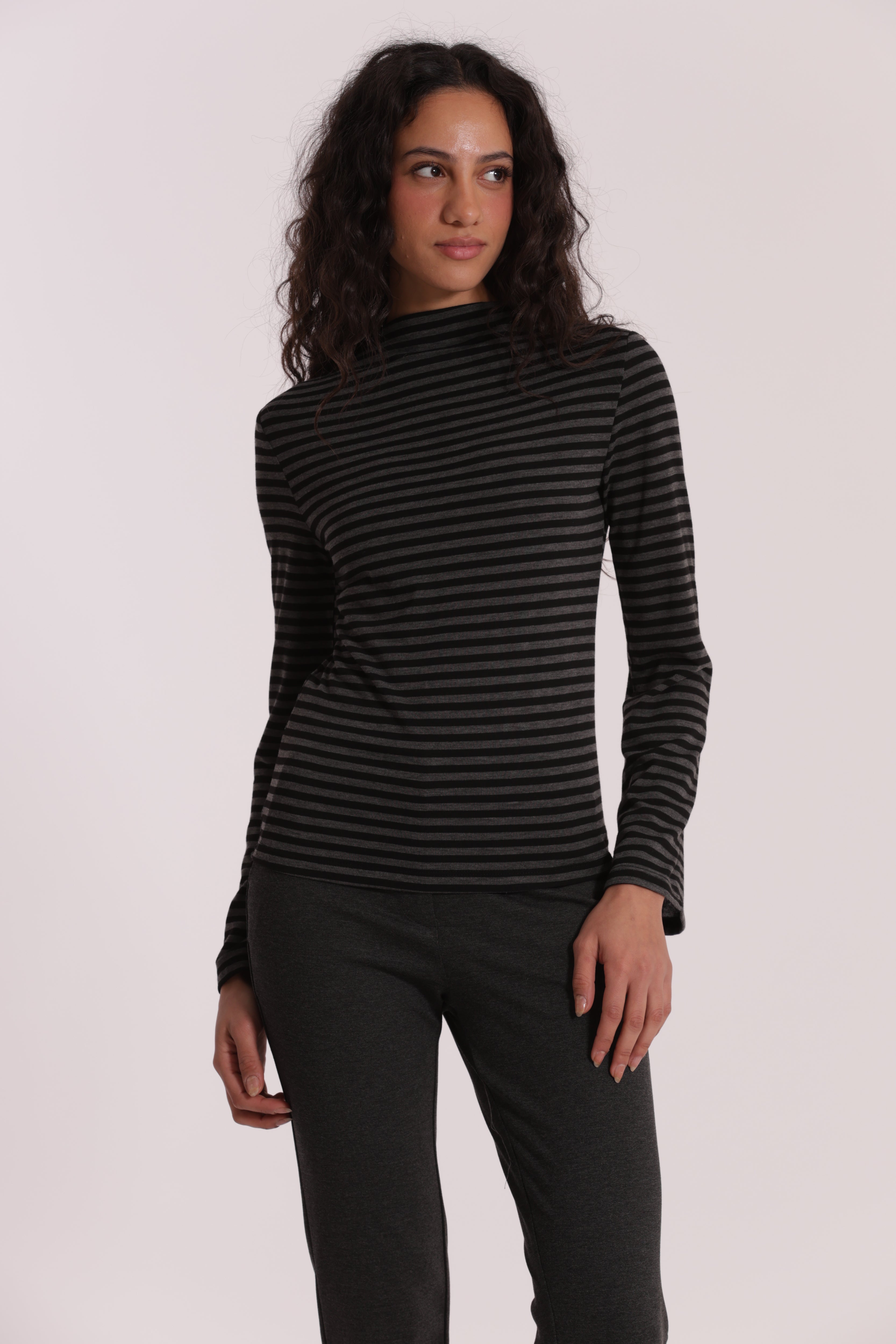 Mimi Mua Maglia Collo Vulcano a Righe Nero Grigio