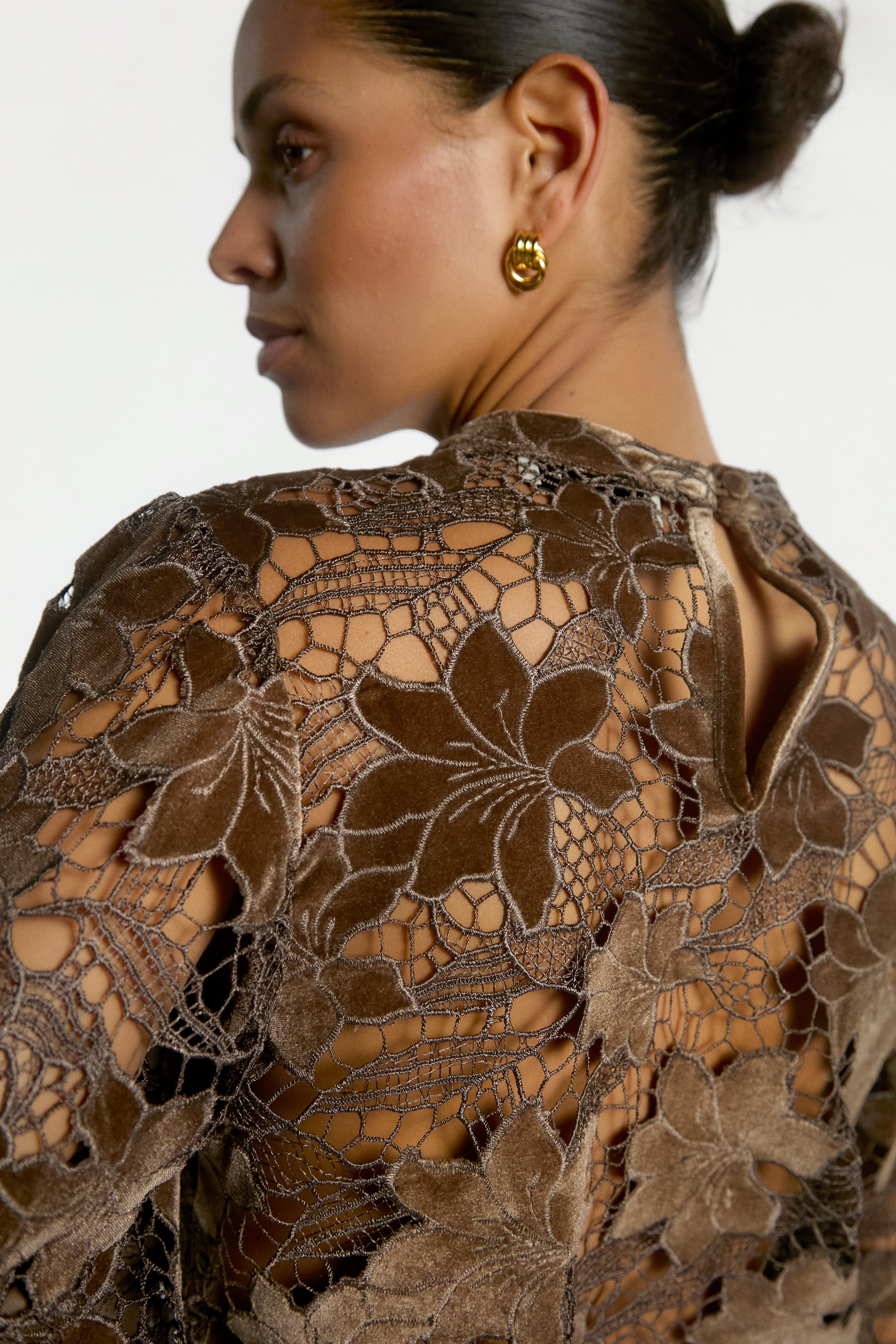 Aaiko Shaila top velluto marrone fudge pizzo floreale