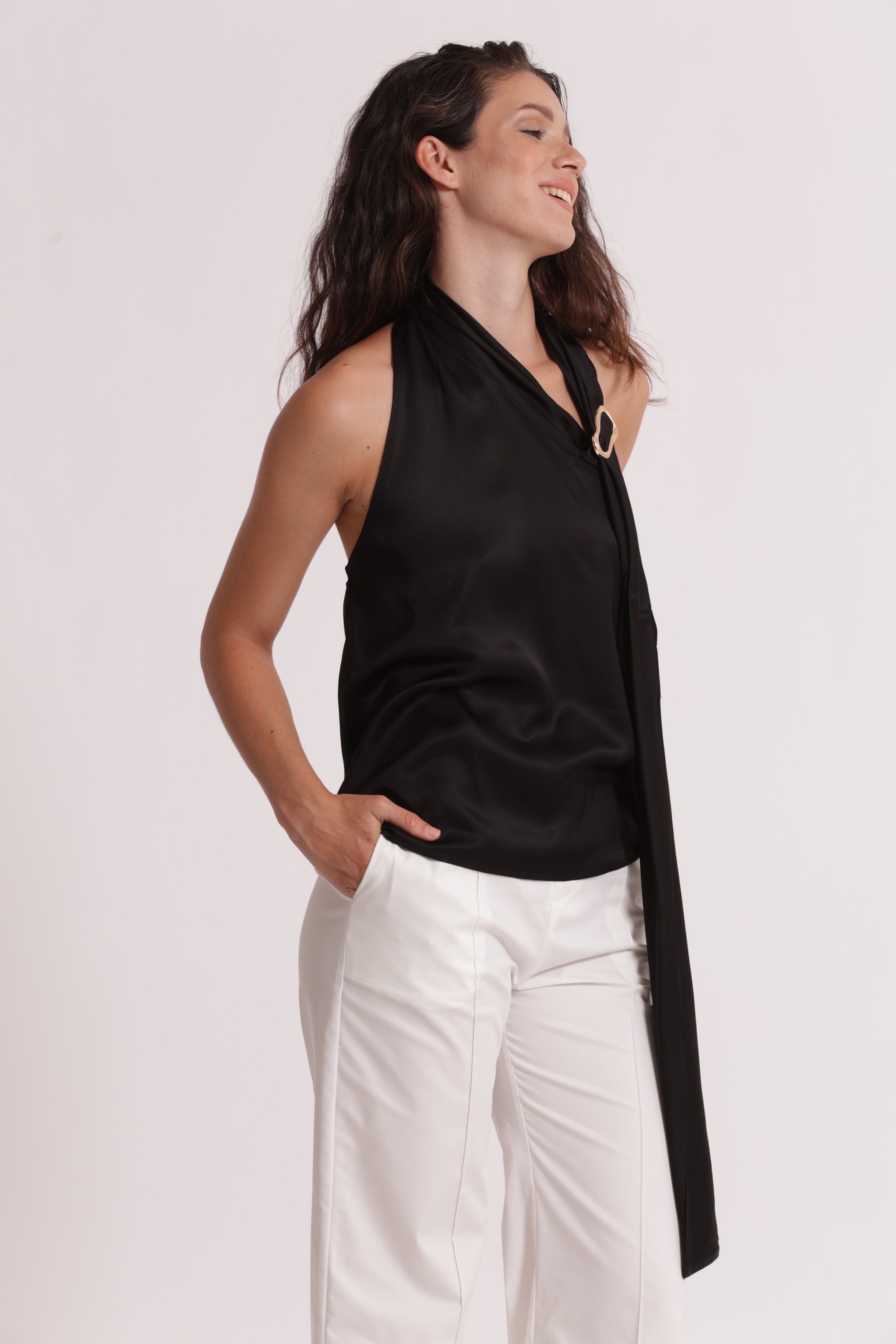 Mimi Mua top raso dettaglio gioiello nero satin