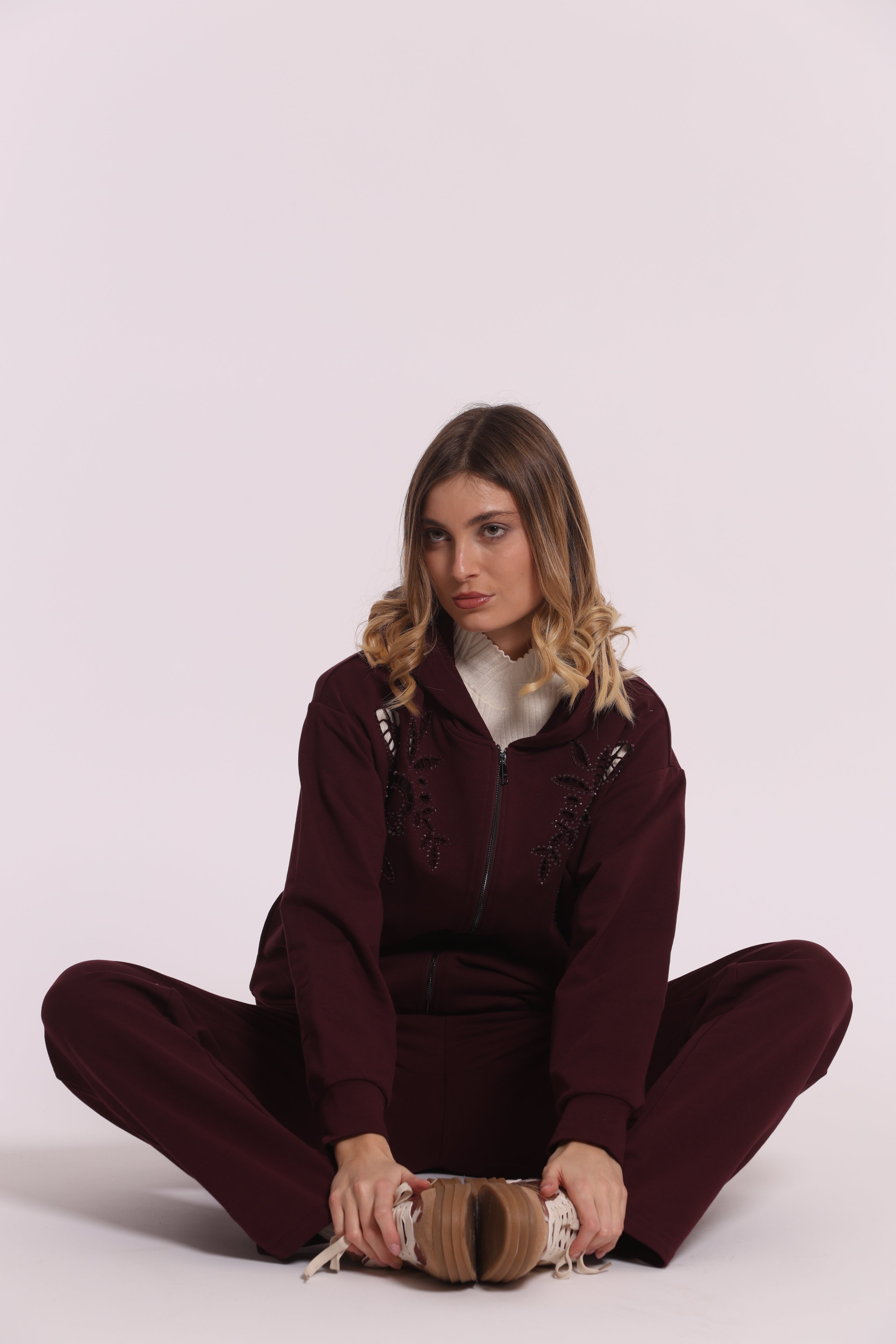 Mimi Mua Felpa con Zip Dettagli Traforati e Strass Nero