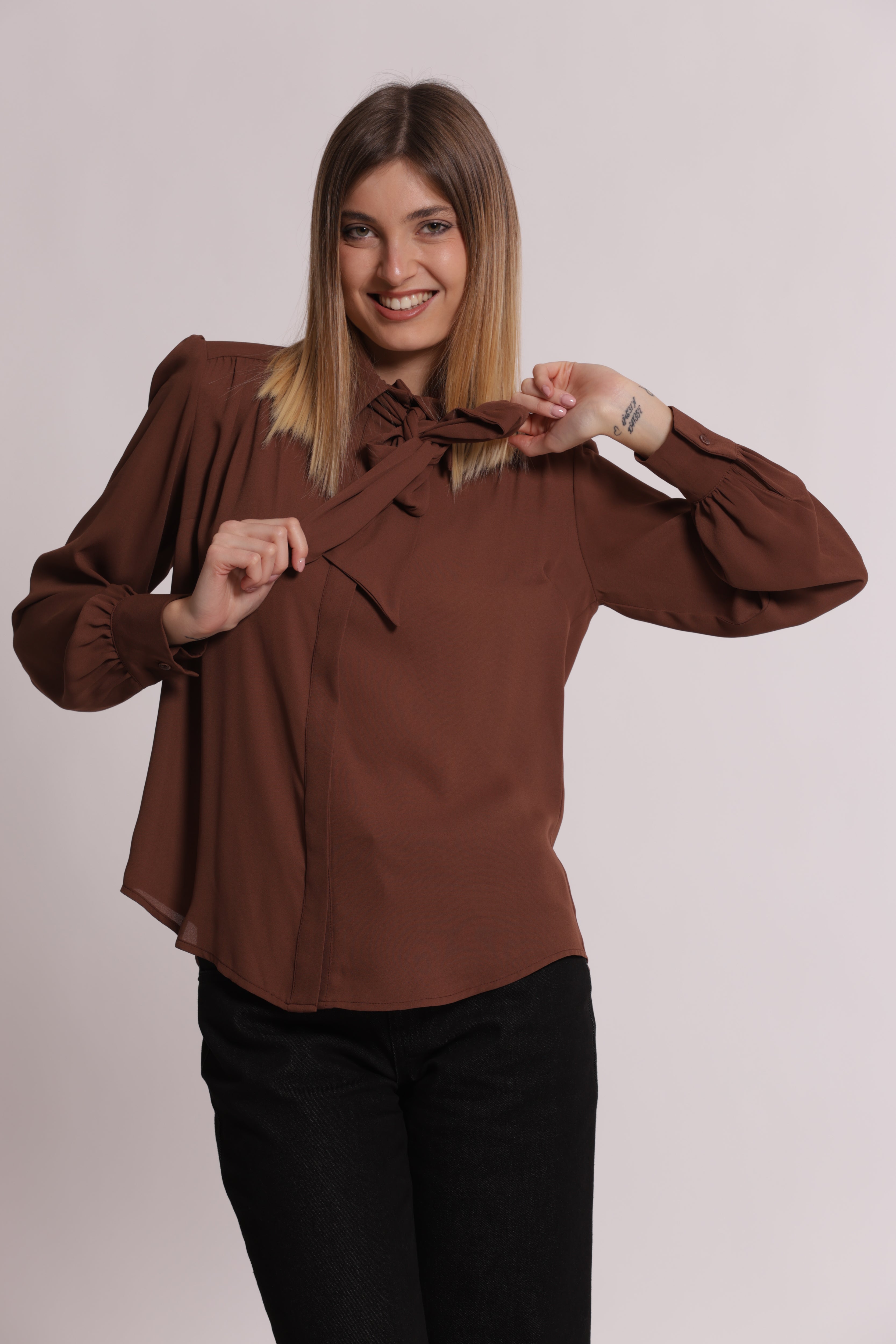 Mimi Mua Blusa con Spalline e Fiocco Nera