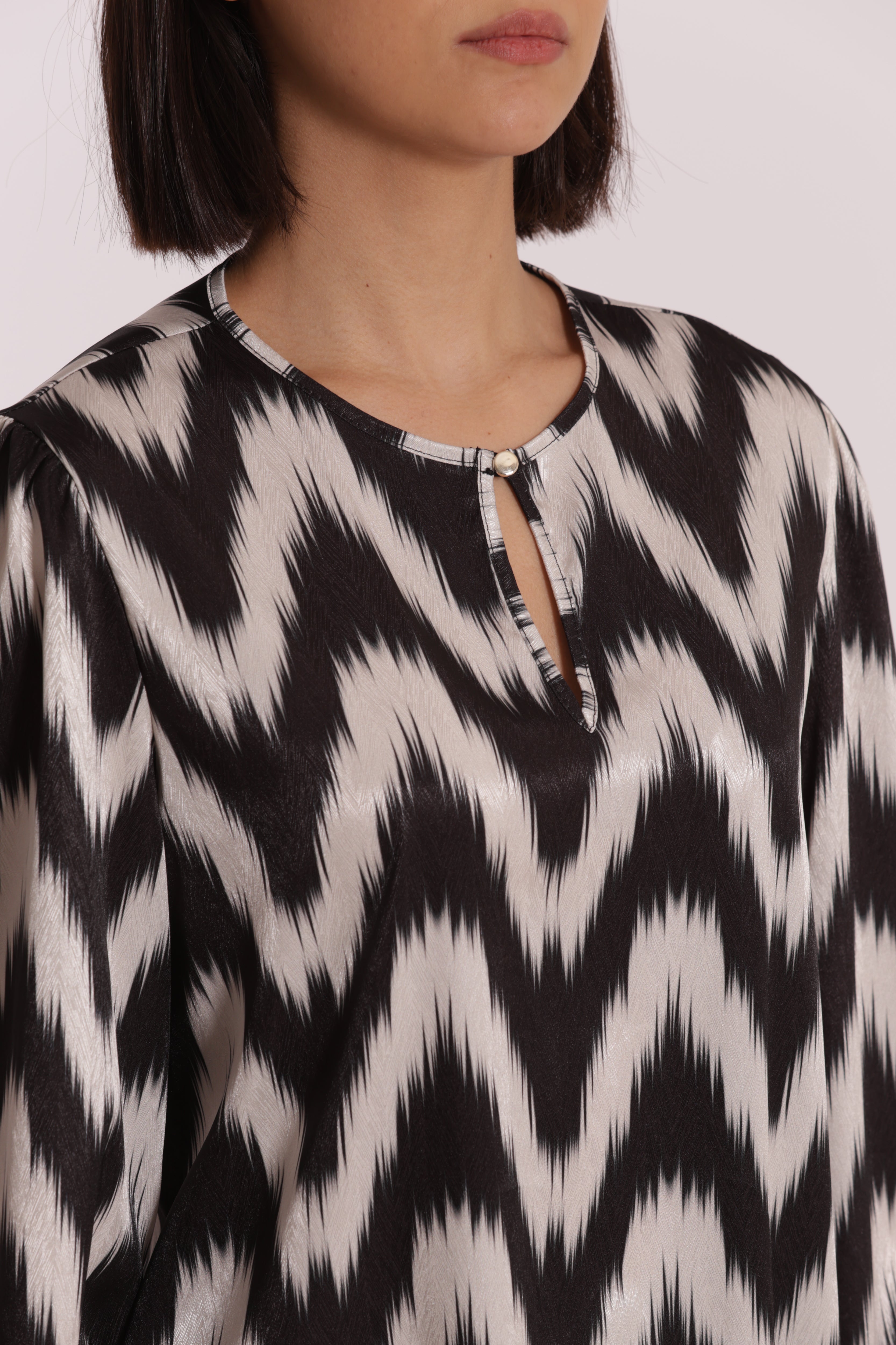 Mimi Mua Blusa Bottoncino Fantasia Chevron Nero Bianco