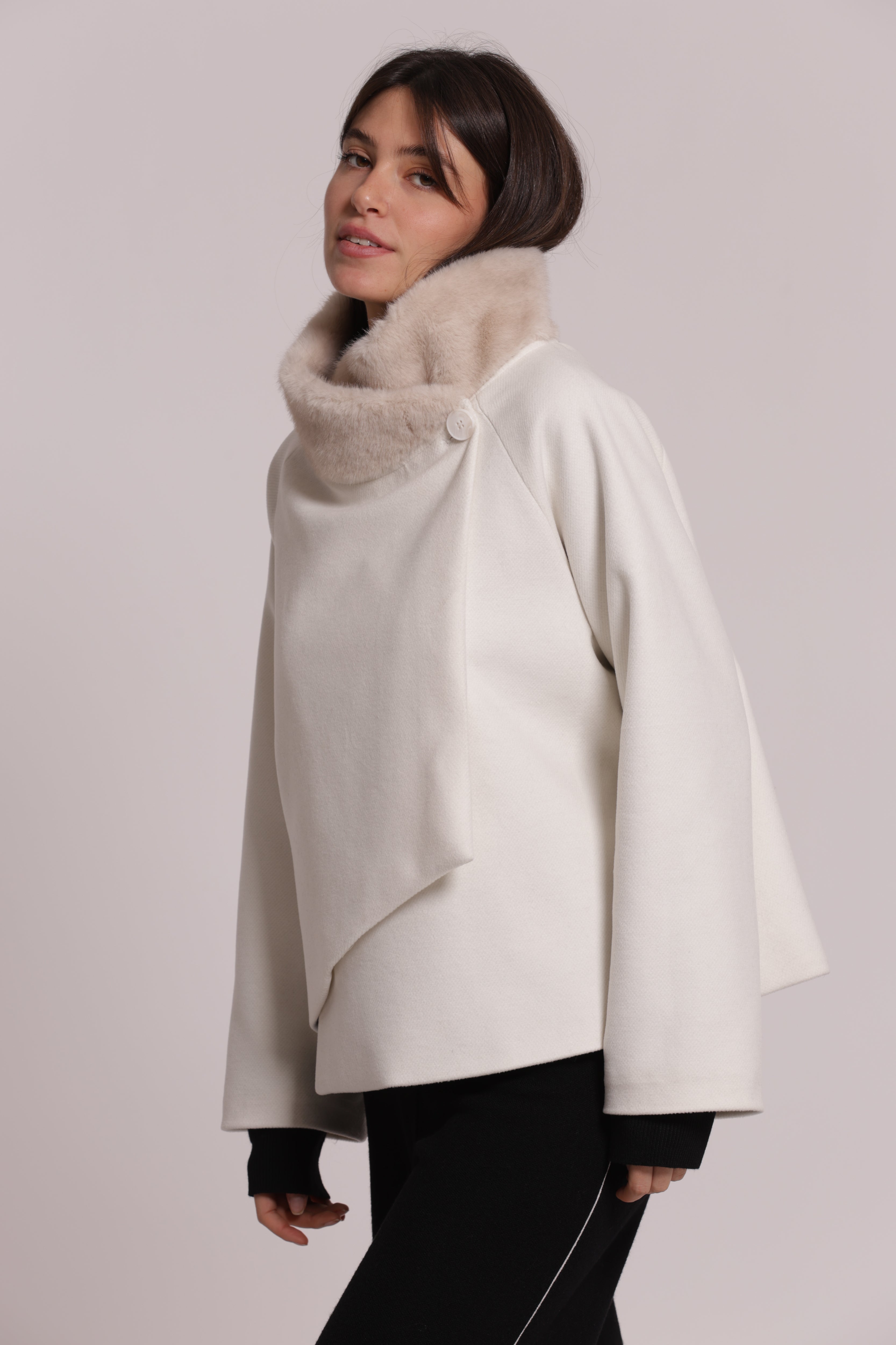 Mimi Mua Cappotto Corto Collo Effetto Pelliccia Nero