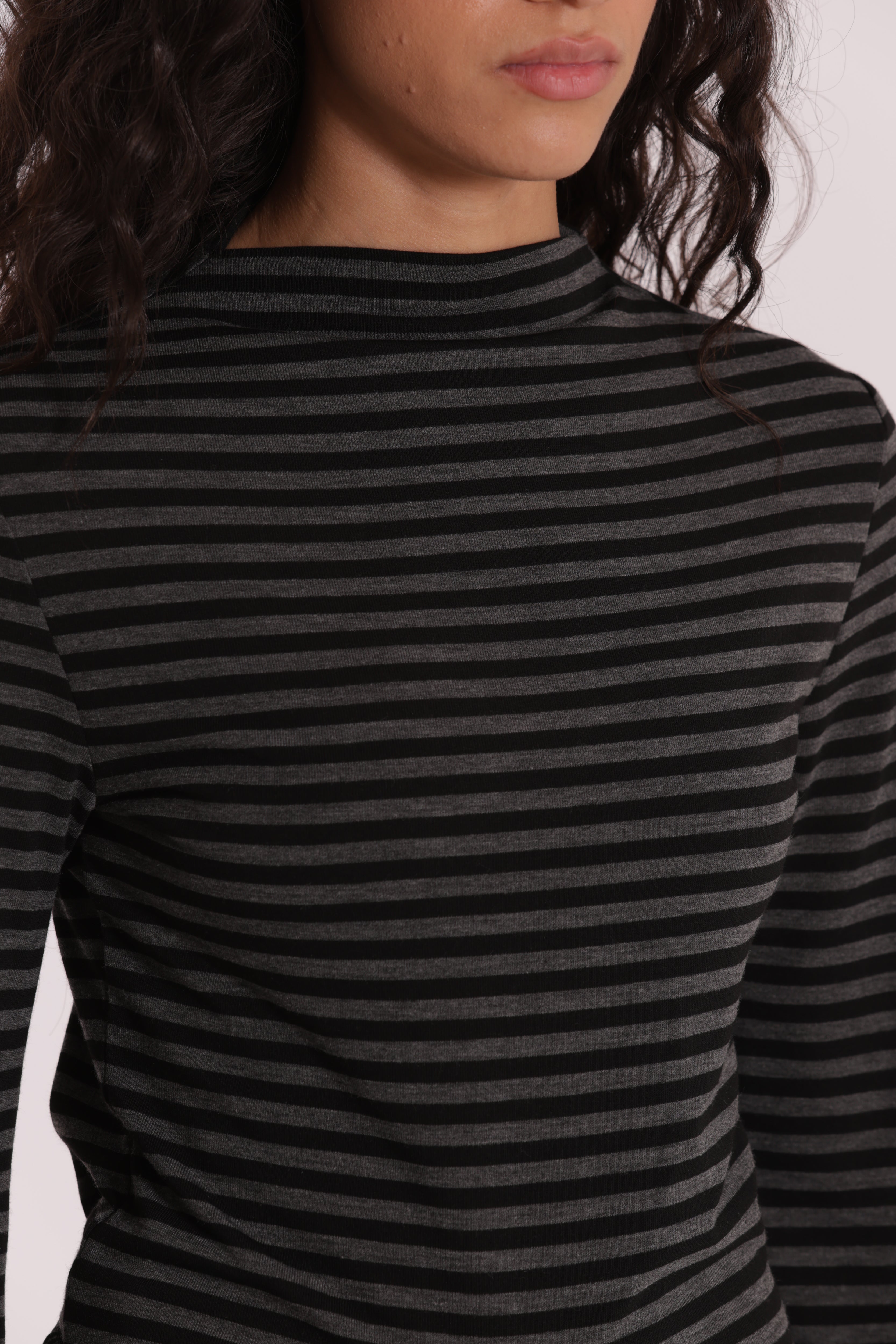 Mimi Mua Maglia Collo Vulcano a Righe Nero Grigio