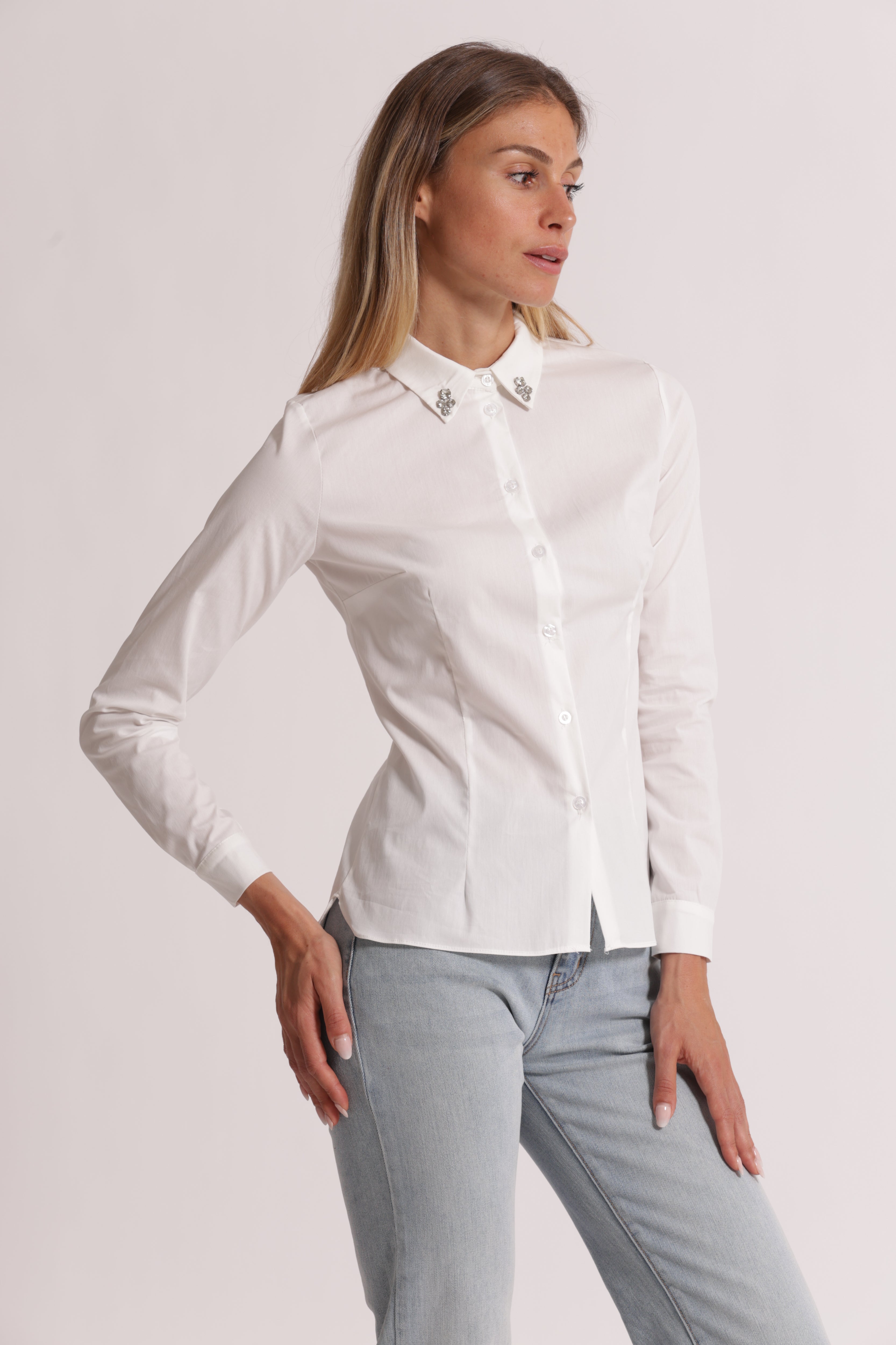 Mimi Mua Camicia con Dettaglio Gioiello Bianco