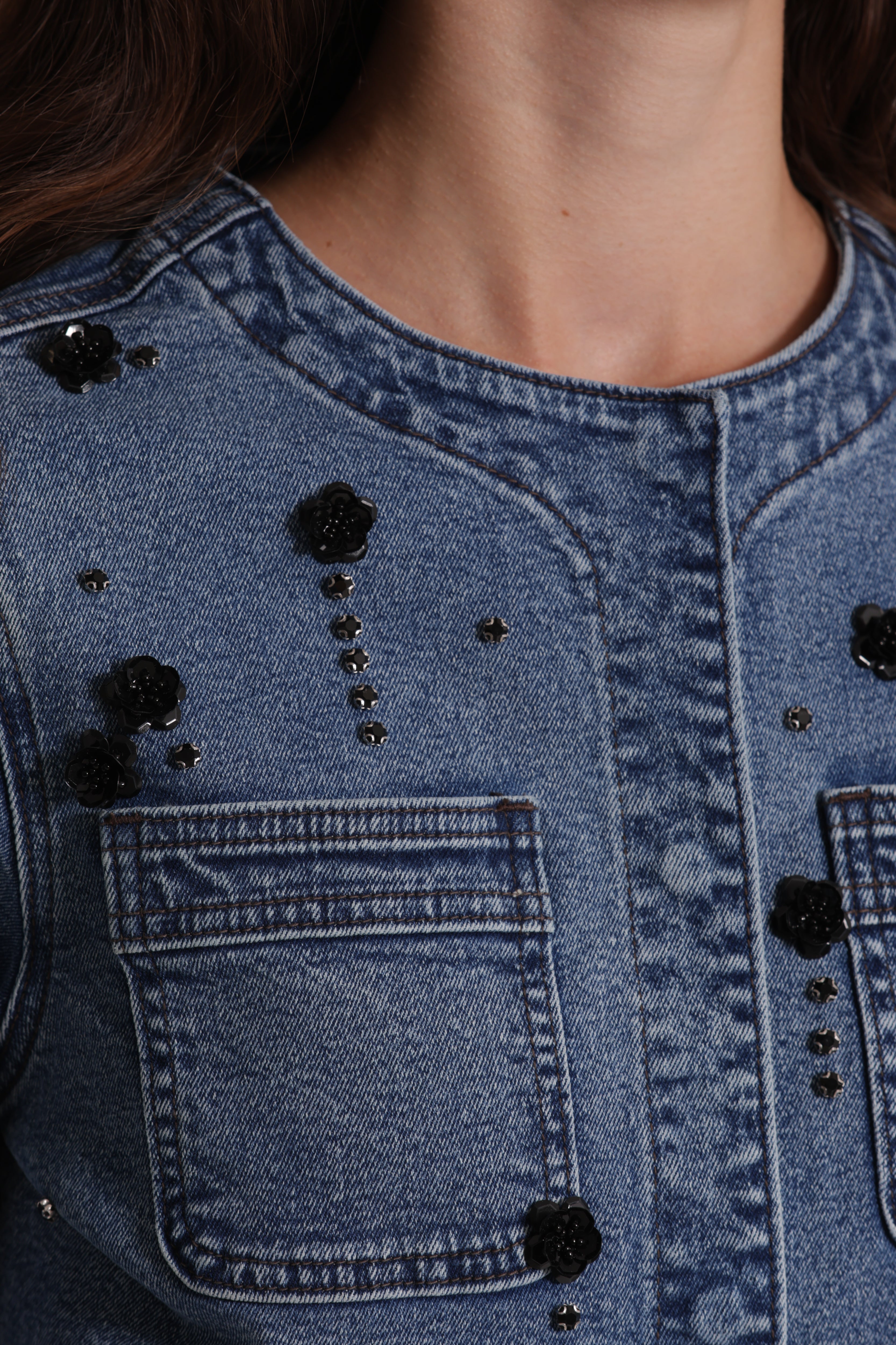 Mimi Mua Giacca Cropped in Denim con Applicazioni Floreali Blu Chiaro