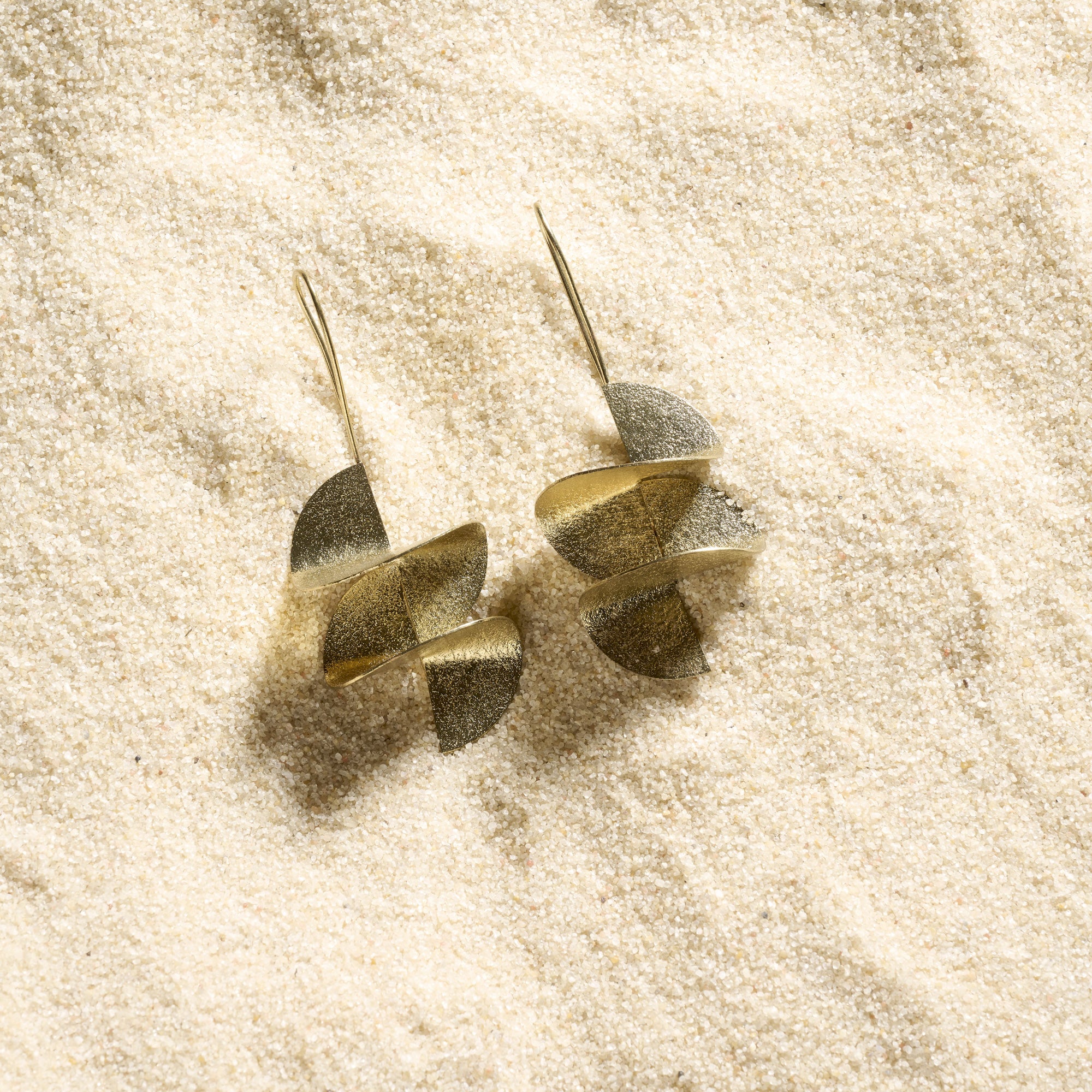 On Earth Samare orecchini dorati 6,5 cm ottone