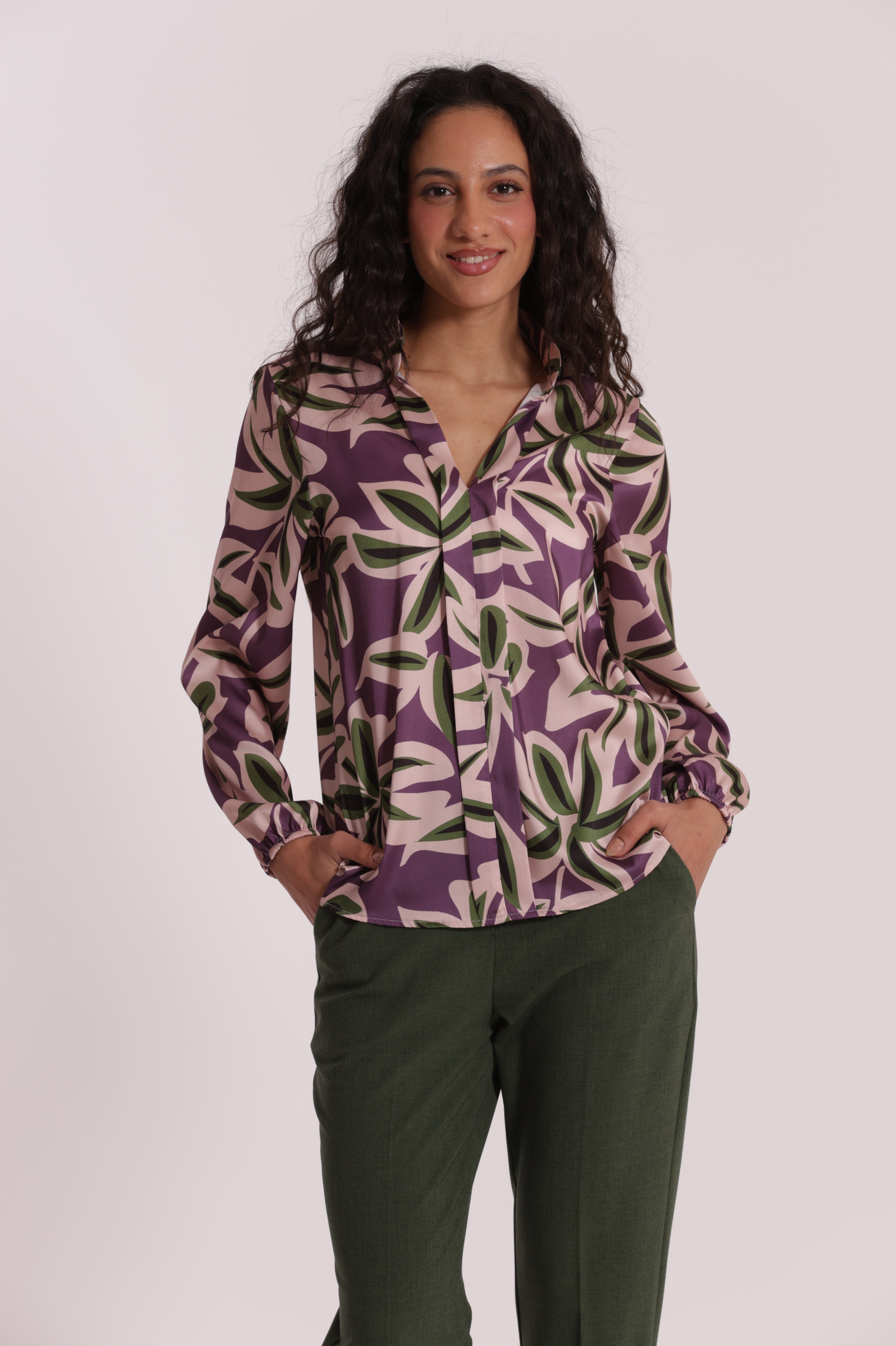 Mimi Mua blusa scollo V fantasia botanica malva