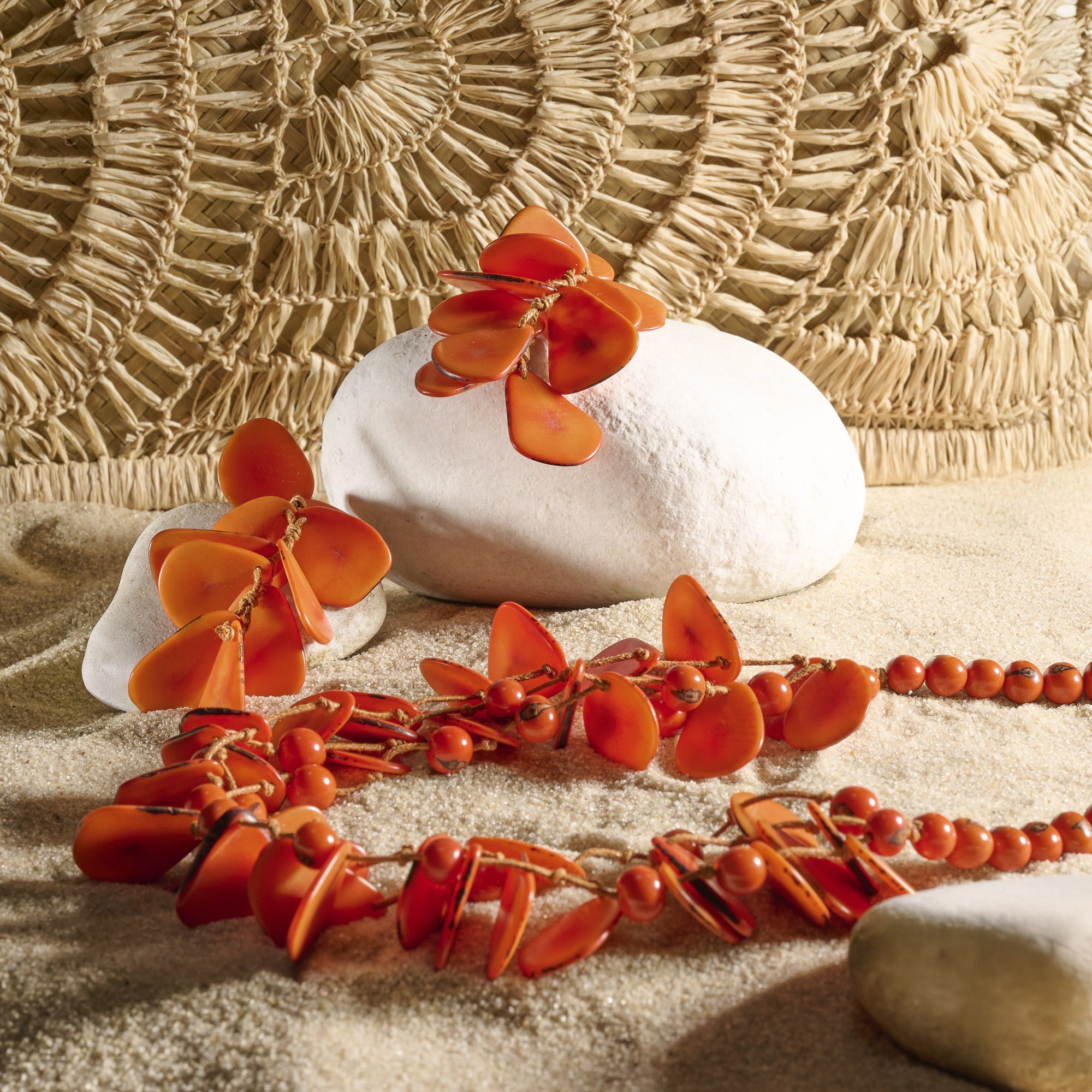 On Earth Cooperative Collection Samba orecchini tagua arancio 9 cm