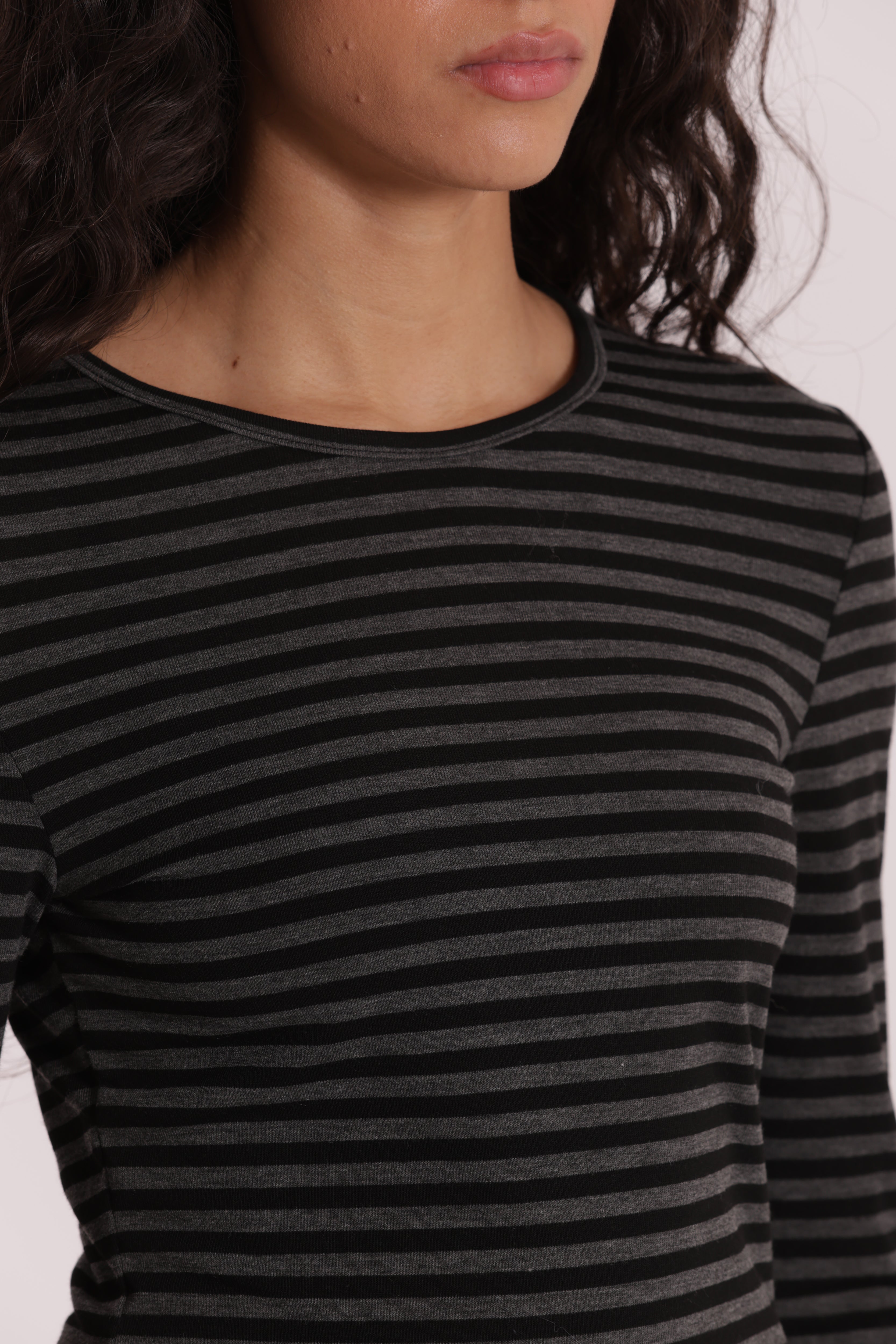 Mimi Mua Maglia Righe Scollo Tondo Nero Grigio
