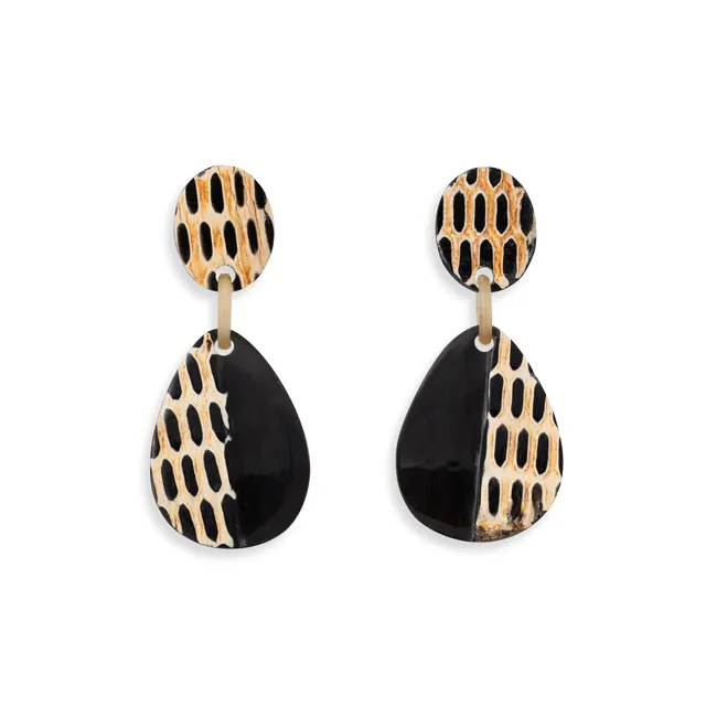 On Earth Cooperative Collection Linee orecchini corno nero 6,5 cm