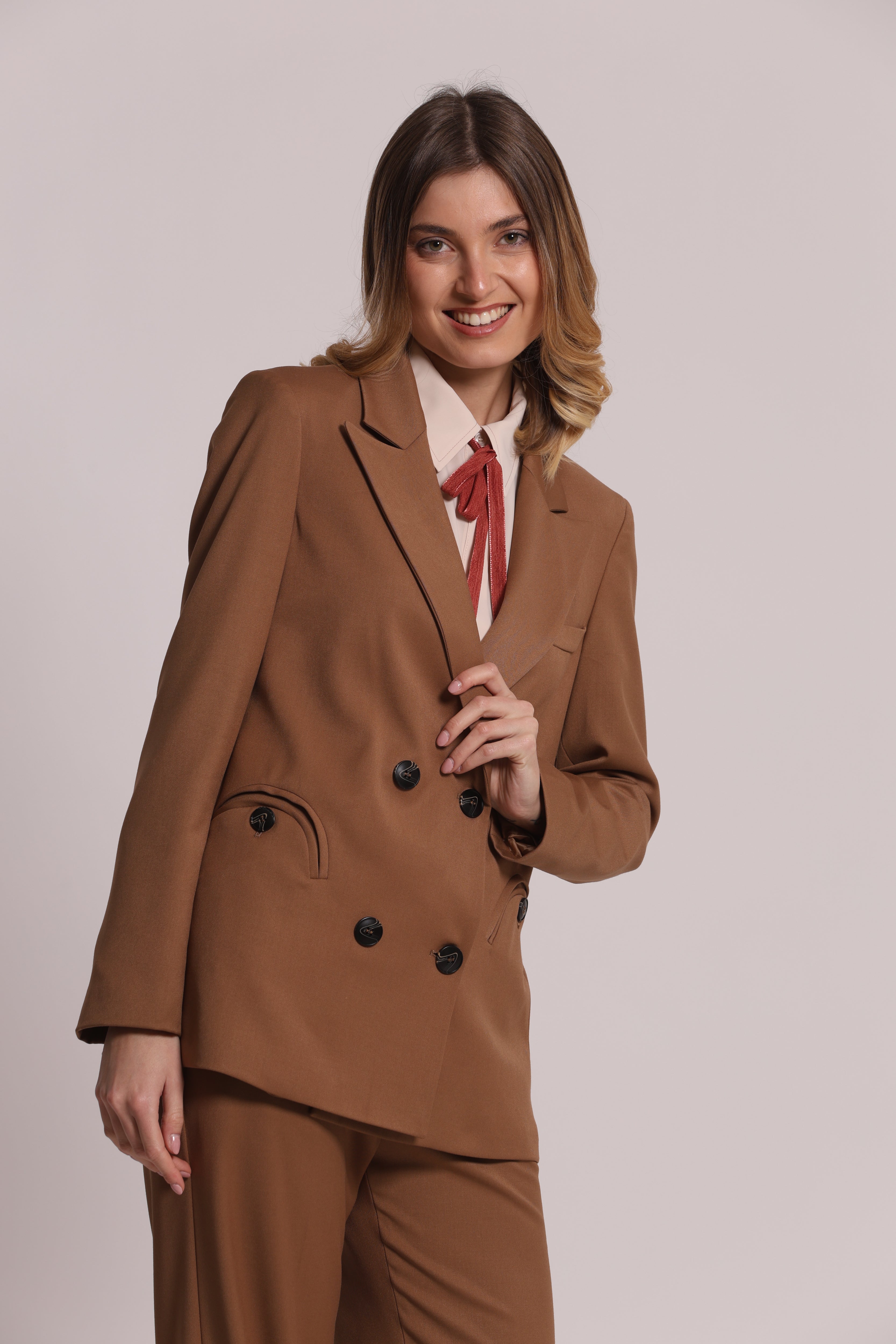 Mimi Mua giacca lunga doppio petto nera elegante