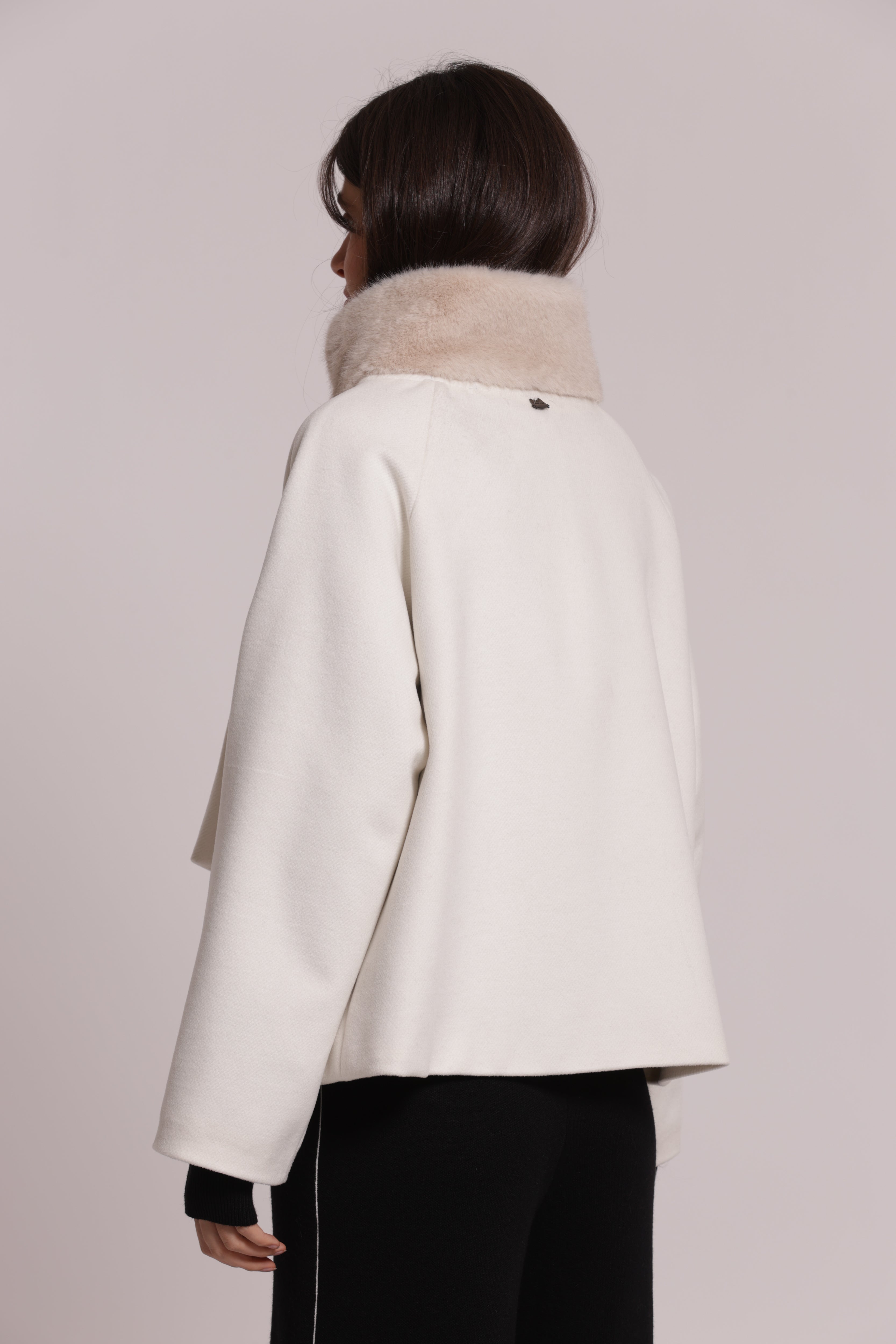 Mimi Mua Cappotto Corto Collo Effetto Pelliccia Nero