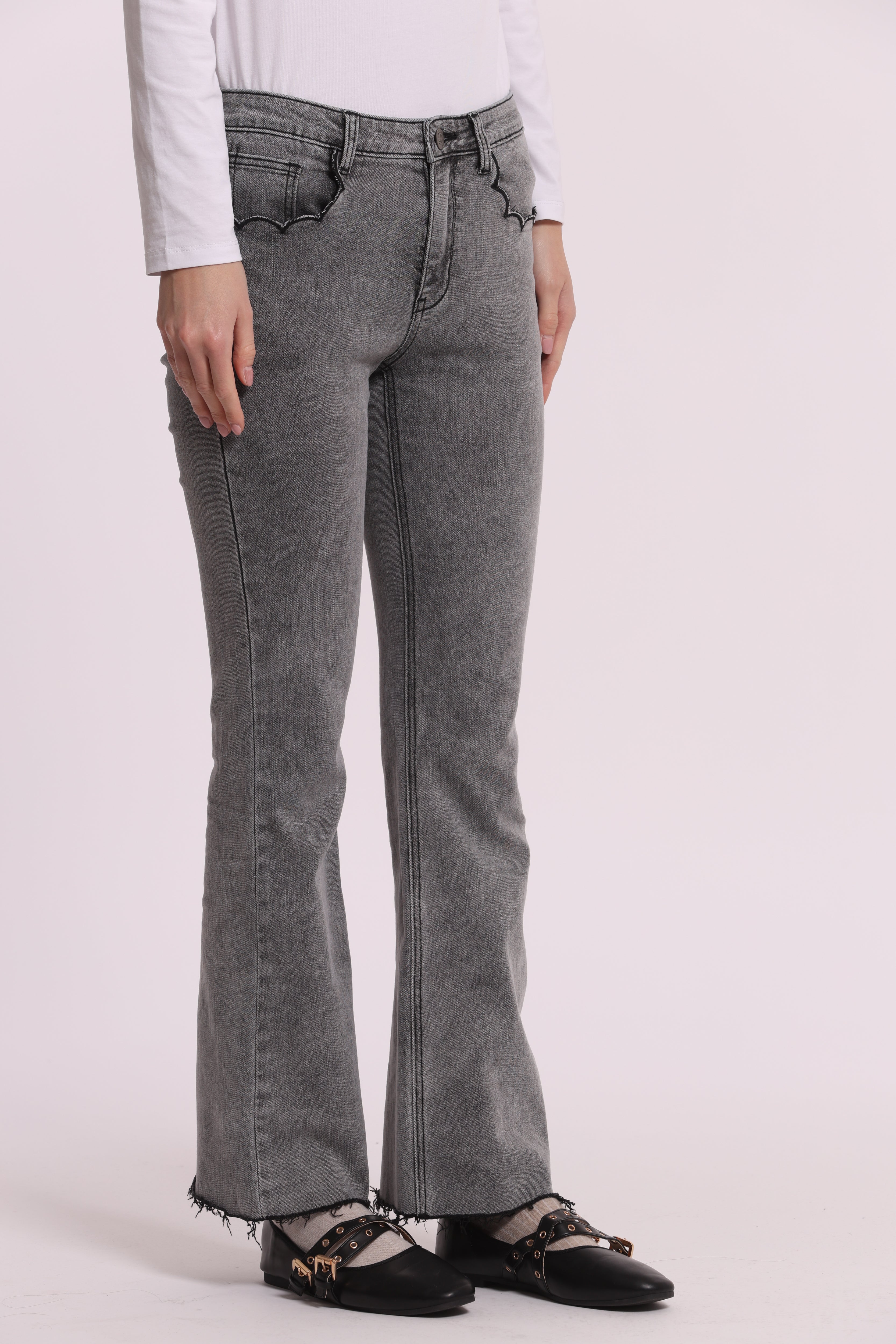 Mimi Mua jeans flare ricamo ondulato blu medio