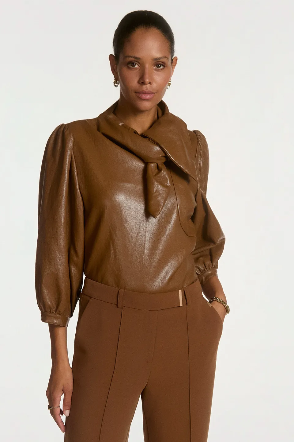 Aaiko Pemmy top marrone effetto pelle fiocco