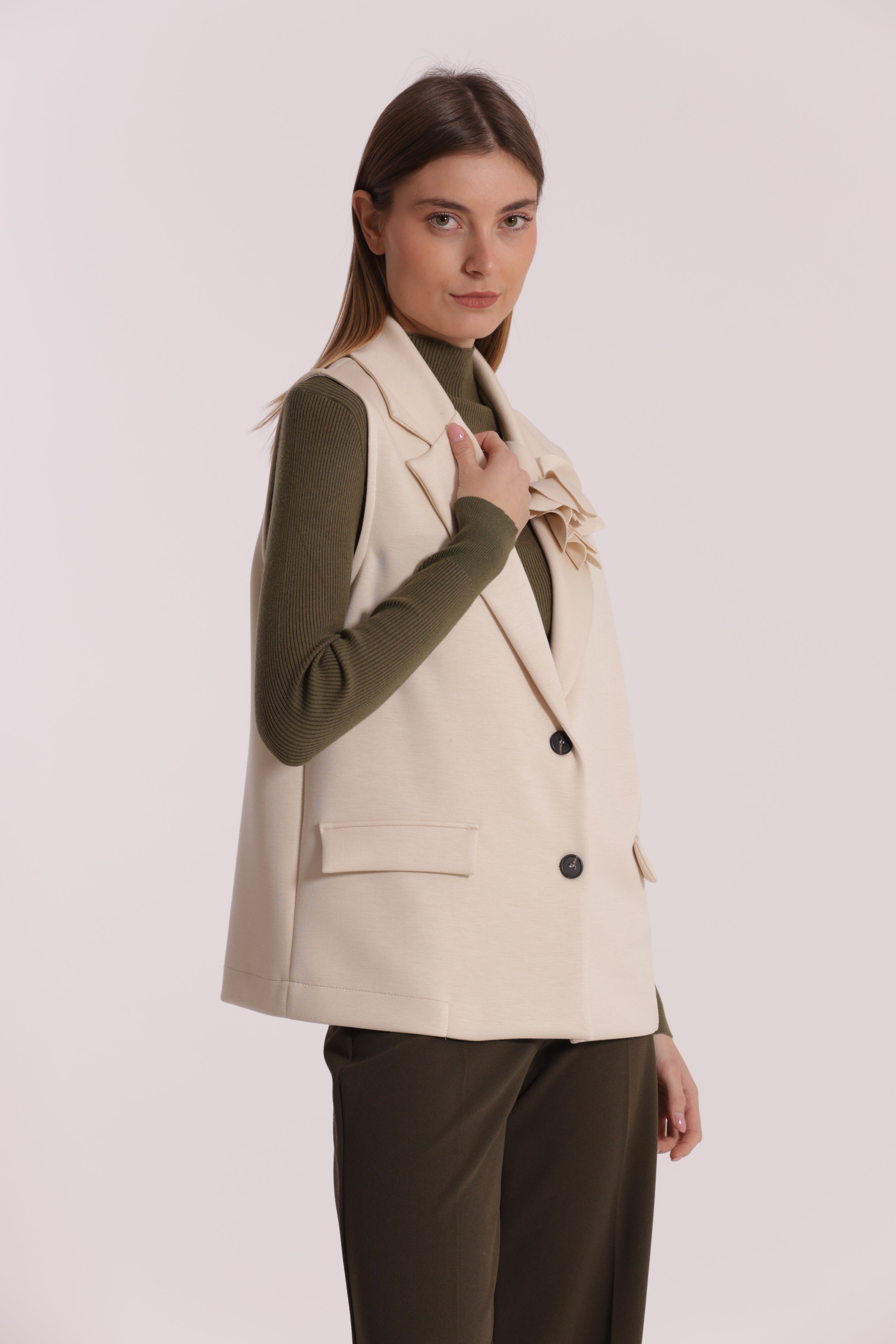 Mimi Mua gilet over neoprene con fiore nero