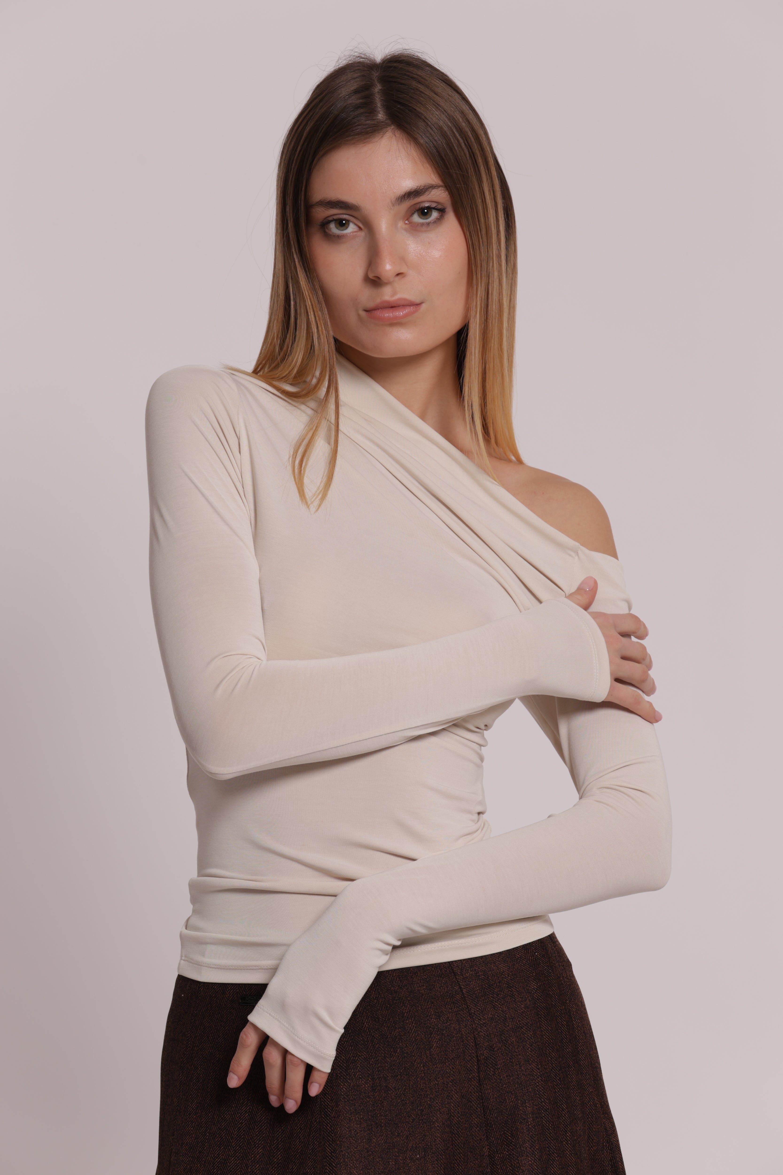 Mimi Mua Blusa Scollo Asimmetrico Nero