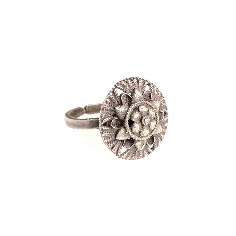On Earth Cooperative Collection Ascolto anello ottone argentato regolabile