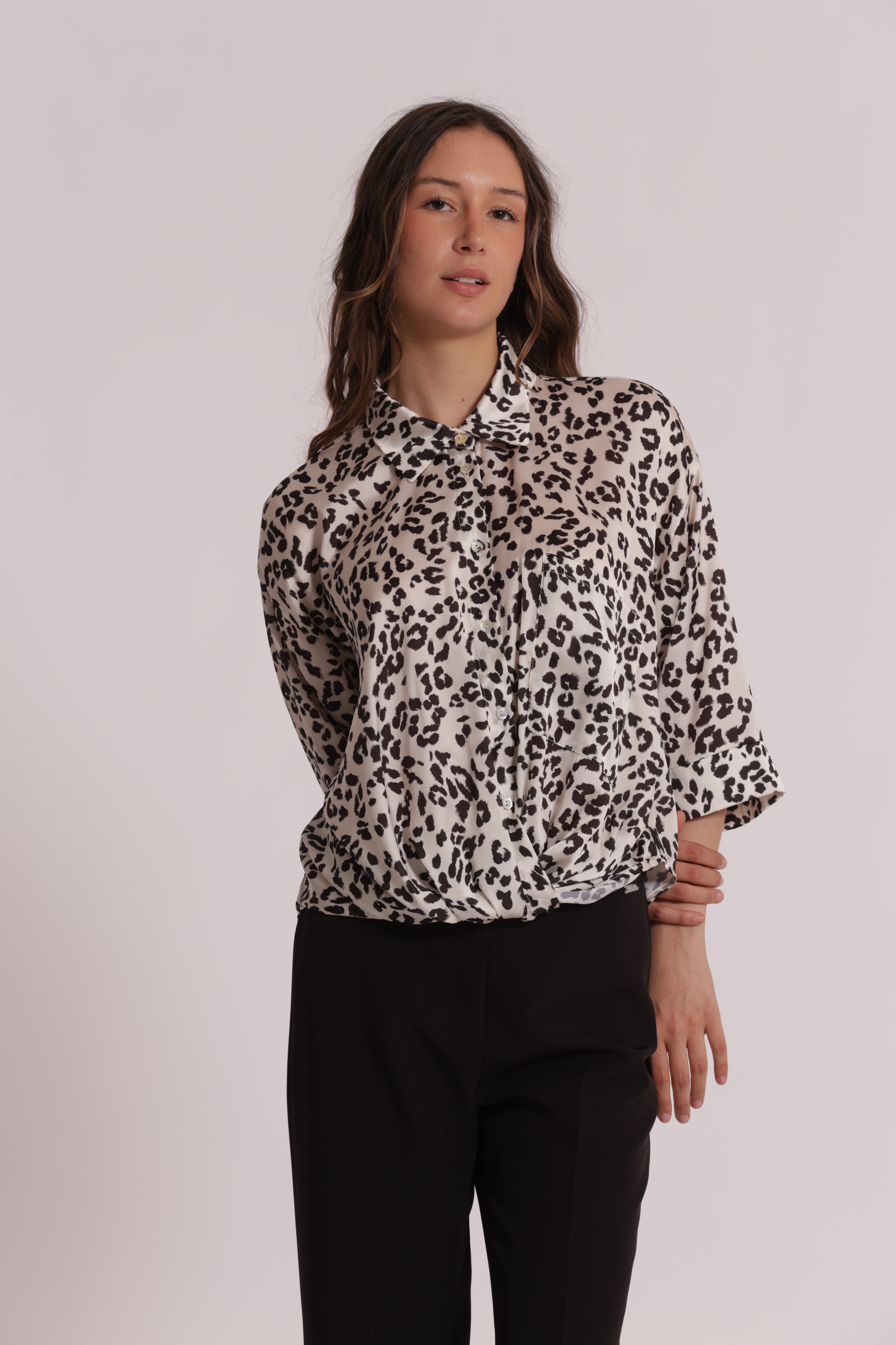 Mimi Mua Cropped Leopardata blusa nera riciclata